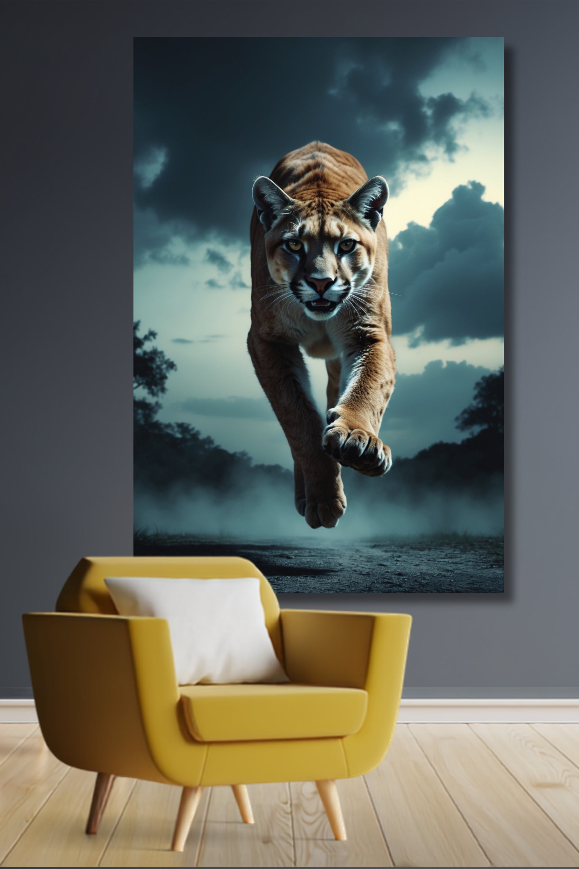 Leinwand eines Pumas im Sprung an einer grau-blauen Wand über einem gelben Sessel in einem minimalistisch eingerichteten Wohnraum