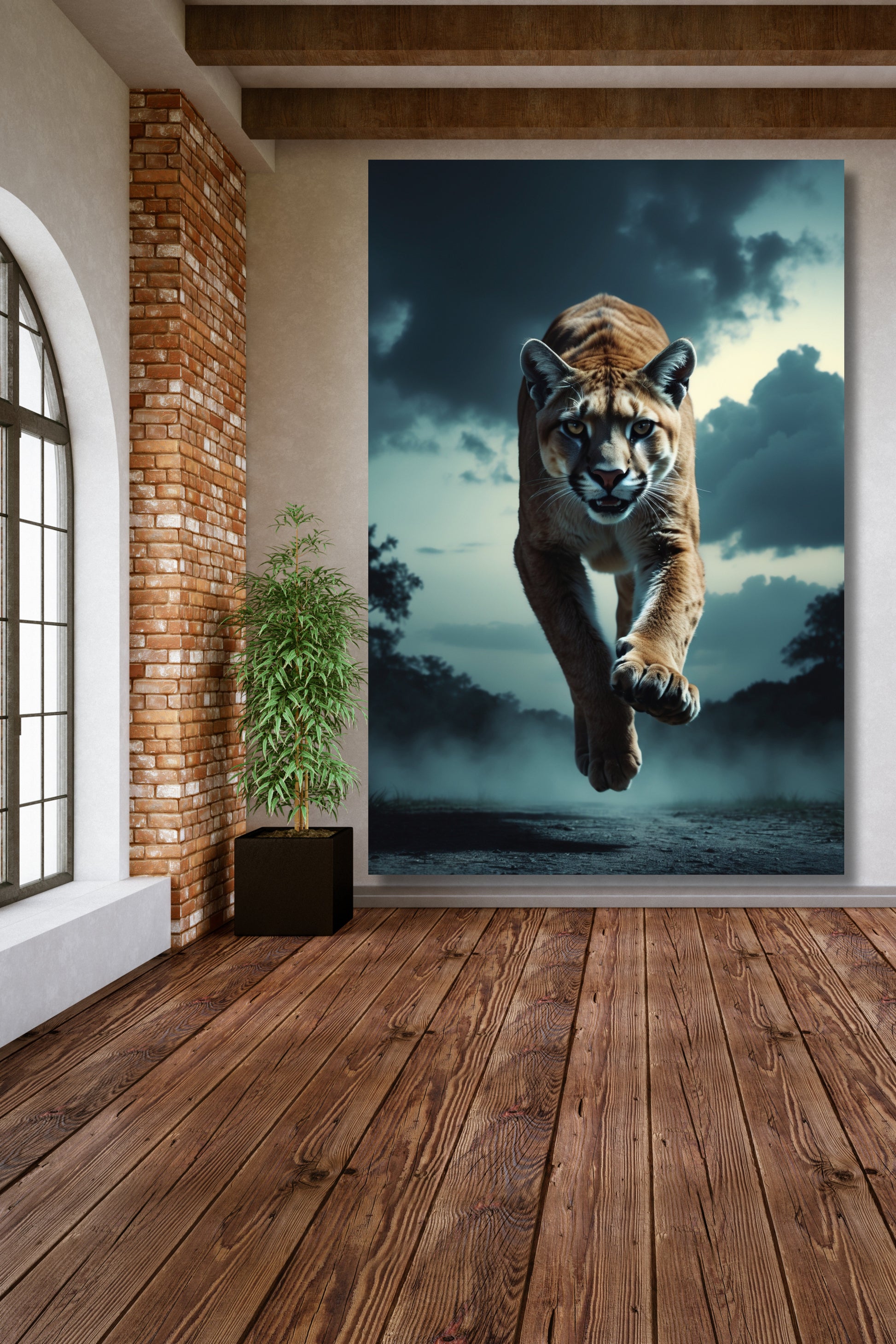 Leinwand eines Pumas im Sprung an einer weißen Wand neben einer Grünpflanze über einem Holzfußboden im Flurbereich