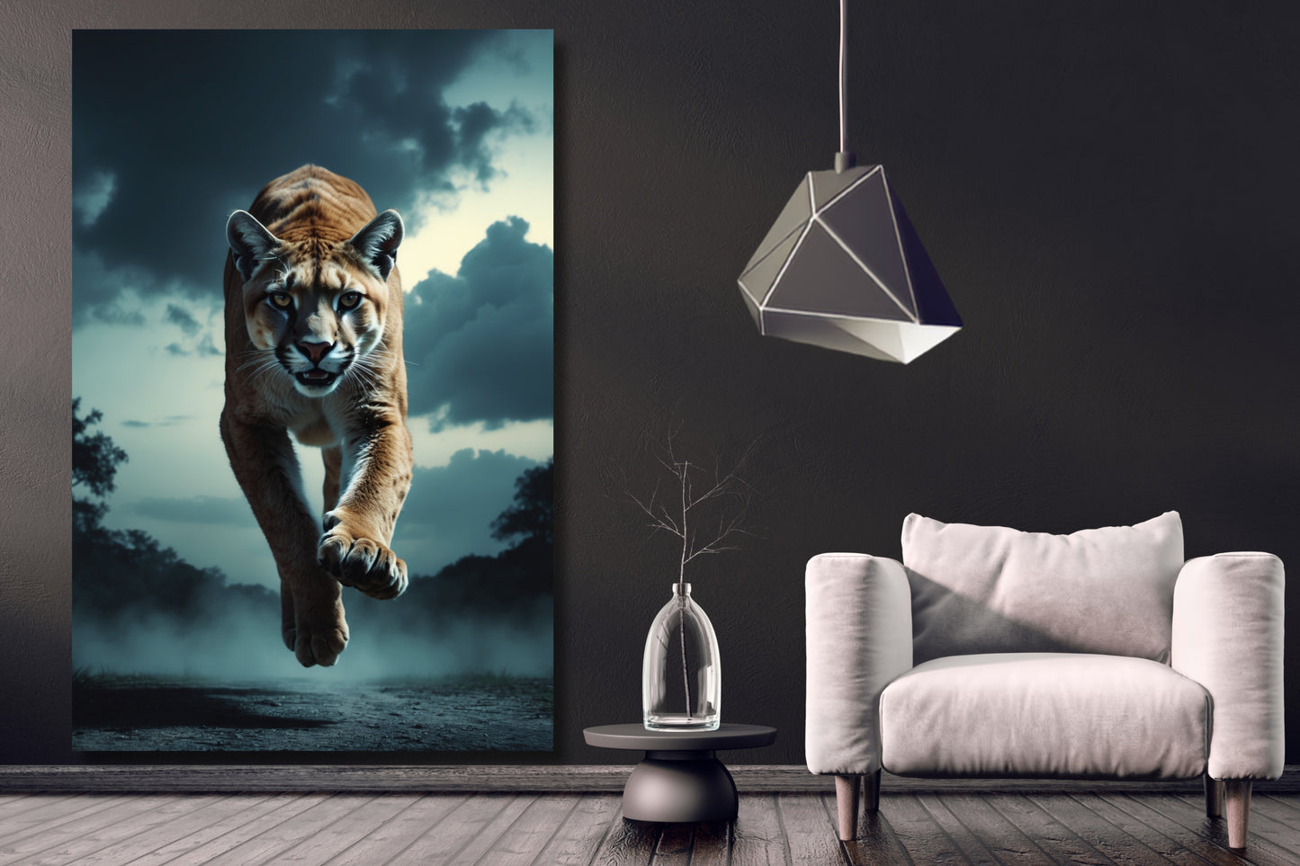 Leinwand eines Pumas im Sprung an einer dunklen Wand neben einem weißen Sessel und einer großen silberfarbenen Hängeleuchte in einem modernen Wohnzimmer
