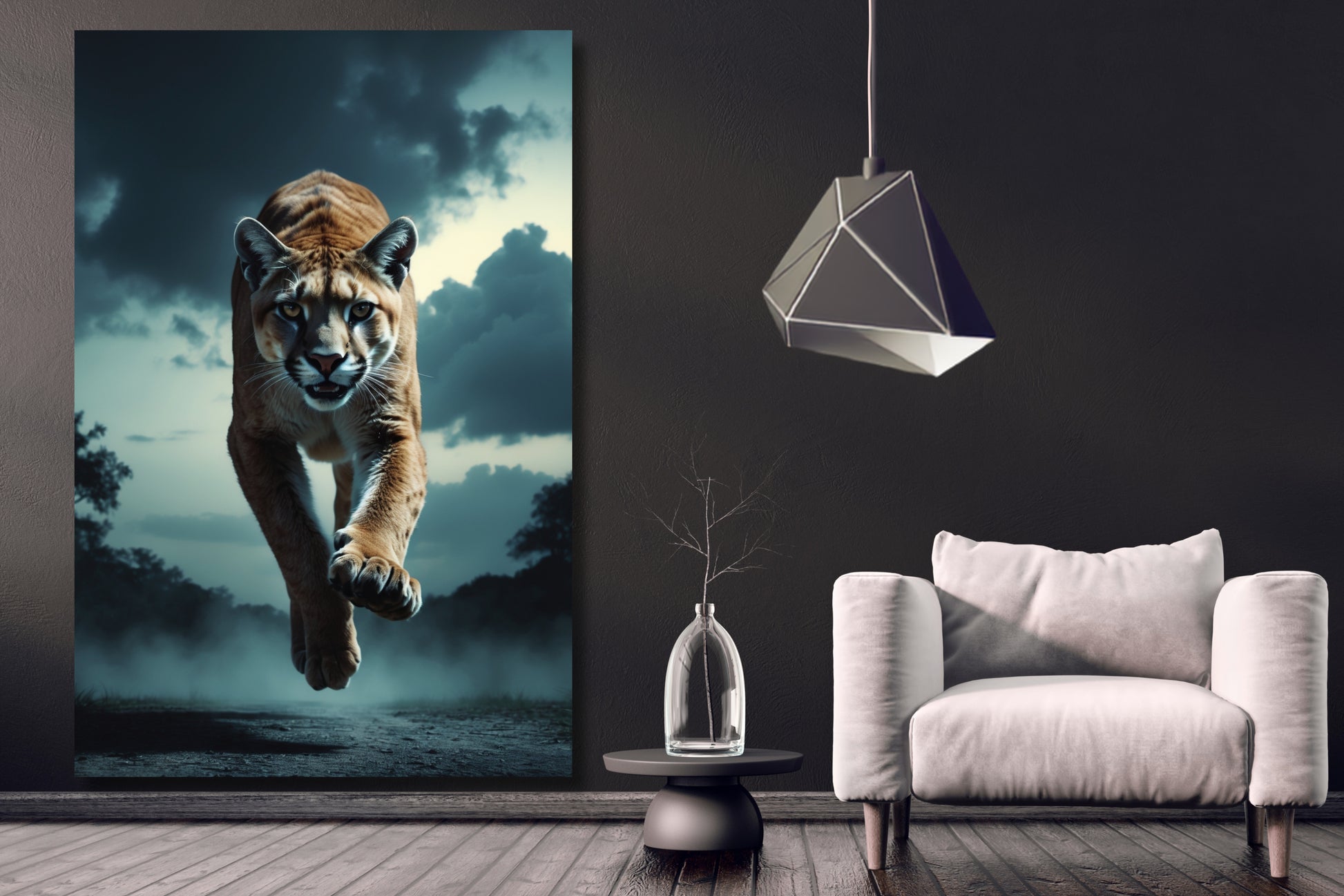 Leinwand eines Pumas im Sprung an einer dunklen Wand neben einem weißen Sessel und einer großen silberfarbenen Hängeleuchte in einem modernen Wohnzimmer