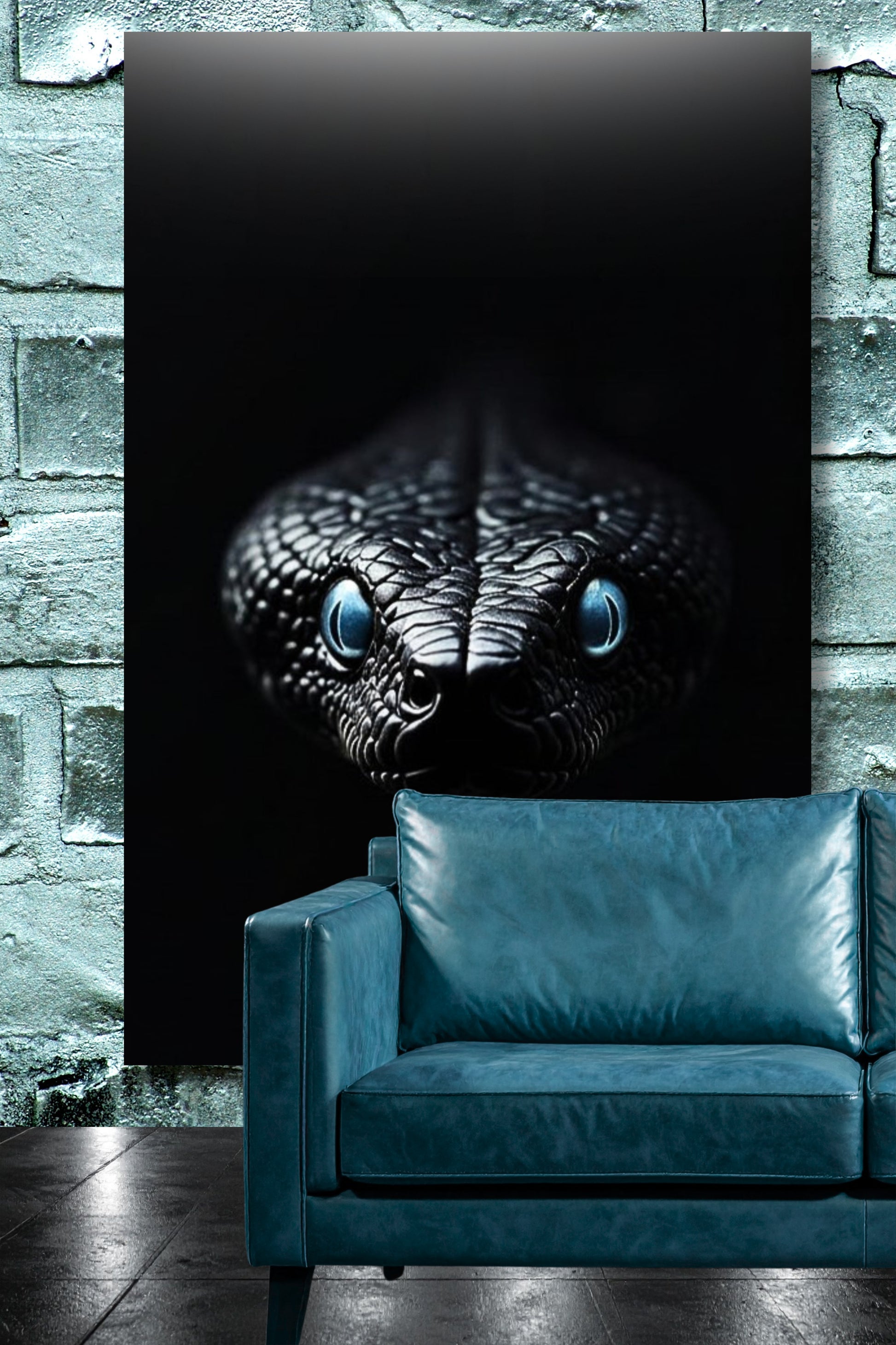 Leinwand einer schwarzen Schlange mit leuchtenden Augen an einer hellblauen Mauer über einem türkisfarbenen Ledersofa
