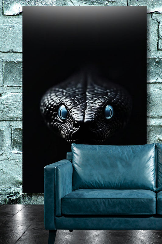 Leinwand einer schwarzen Schlange mit leuchtenden Augen an einer hellblauen Mauer über einem türkisfarbenen Ledersofa