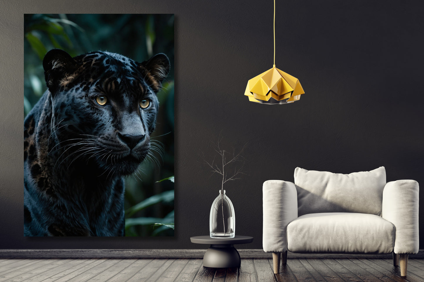 Leinwand eines schwarzen Jaguars im Dschungel an einer dunklen Wand neben einer gelben Hängeleuchte und einem weißen Sessel in einem eleganten Wohnzimmer