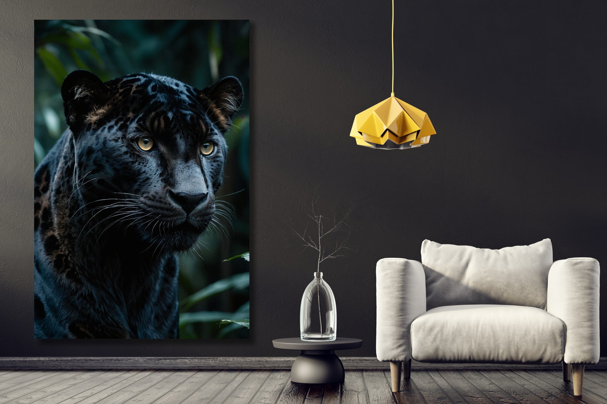 Leinwand eines schwarzen Jaguars im Dschungel an einer dunklen Wand neben einer gelben Hängeleuchte und einem weißen Sessel in einem eleganten Wohnzimmer