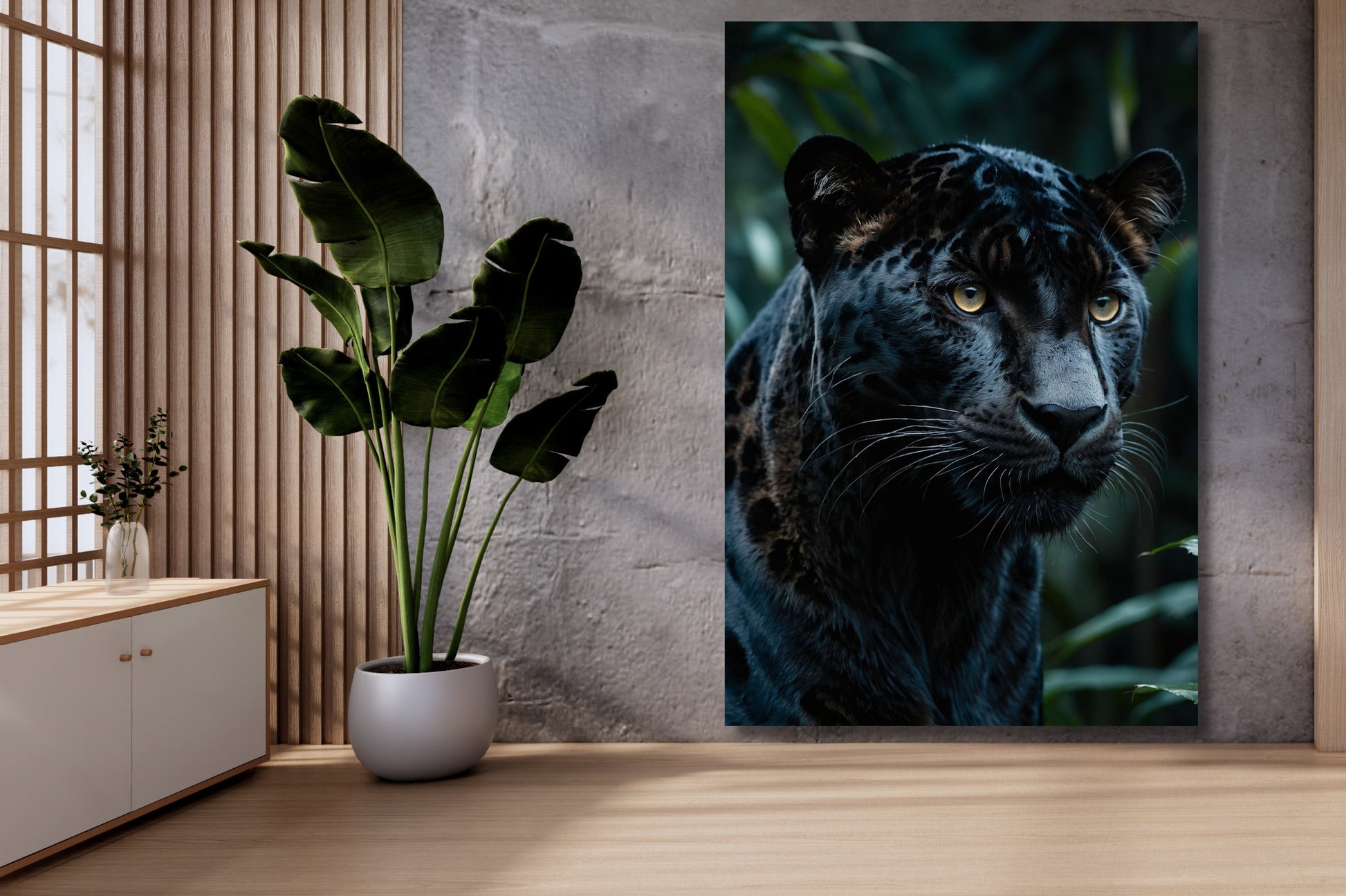 Leinwand eines schwarzen Jaguars im Dschungel an einer hellen Mauer neben einer Grünpflanze 