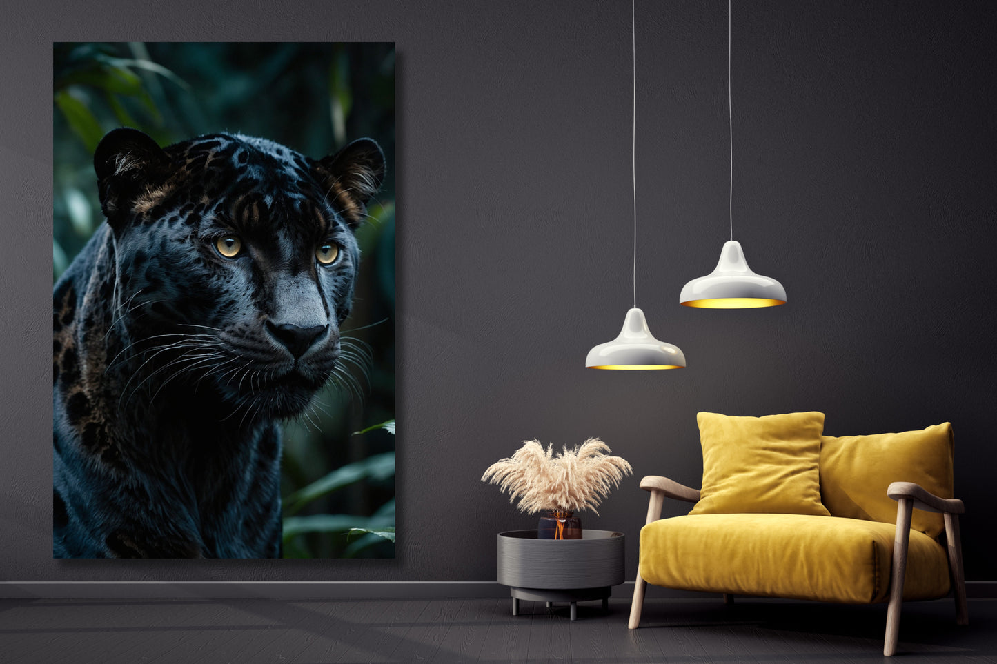 Leinwand eines schwarzen Jaguars im Dschungel an einer dunklen Wand neben zwei Pendelleuchten und einem gelben Sessel in einem gemütlichen Wohnzimmer