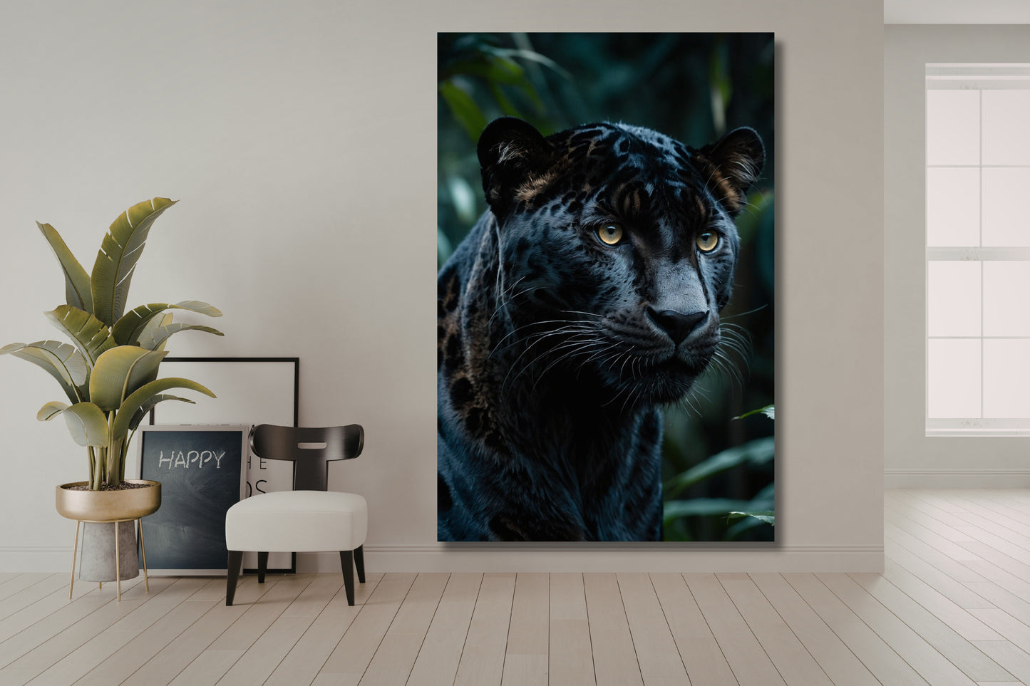 Leinwand eines schwarzen Jaguars im Dschungel an einer hellen Wand neben einer Grünpflanze, einem Bild und einem Stuhl in einem Raum mit großen Fenstern