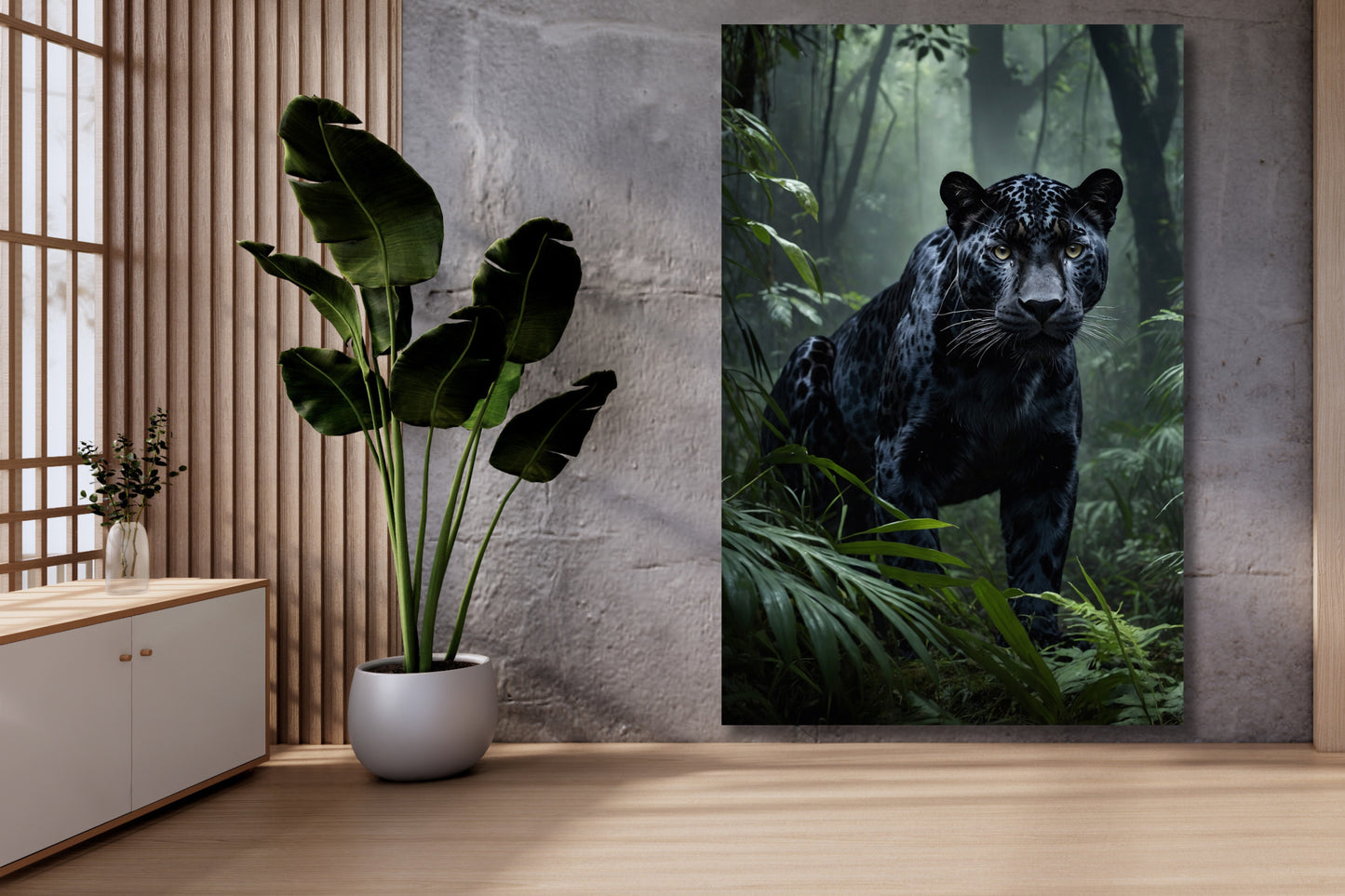 Leinwand eines schwarzen Jaguars im tropischen Regenwald an einer hellen Mauer neben einer großen Grünpflanze in einem modernen Wohnzimmer