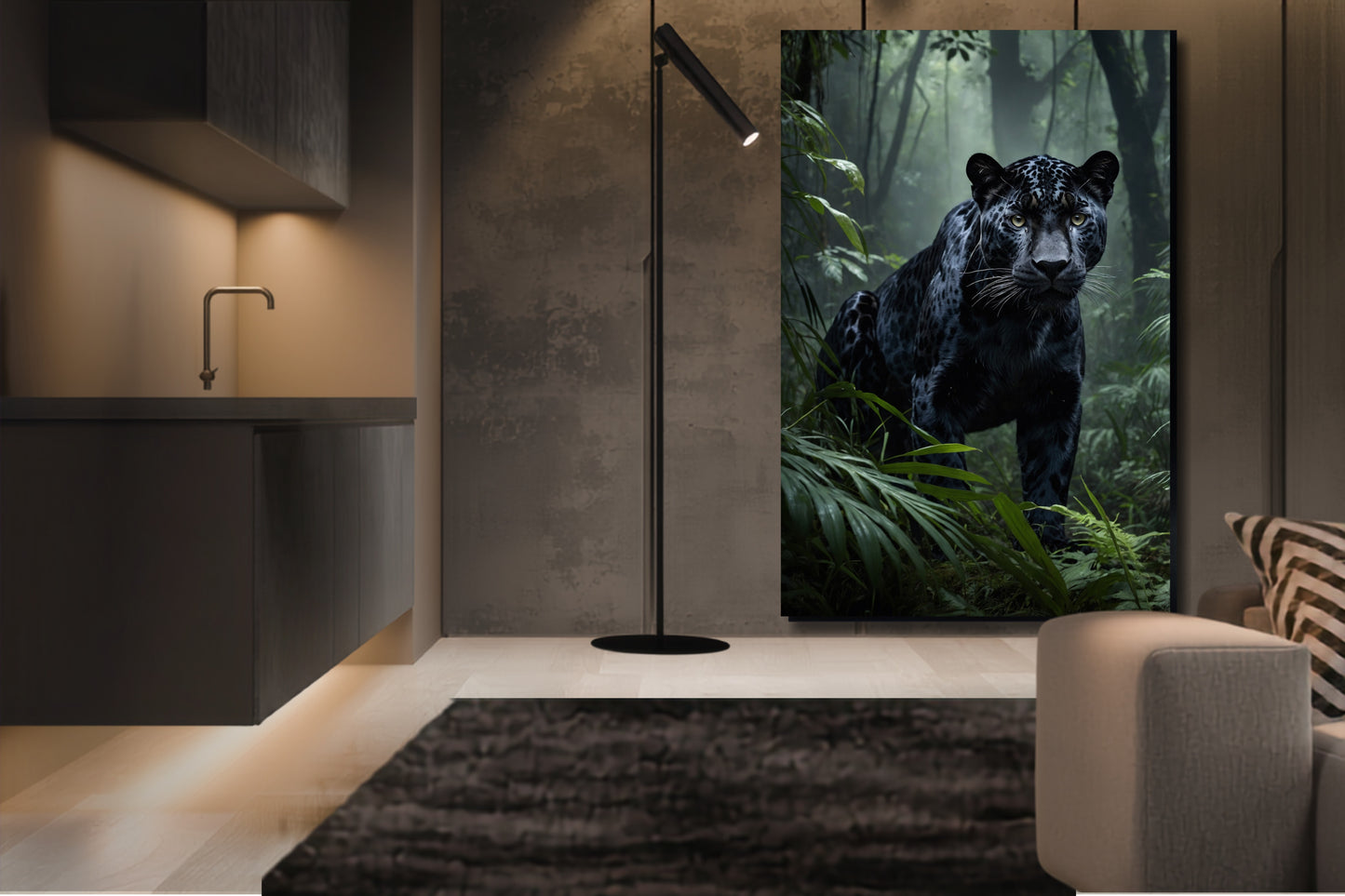 Leinwand eines schwarzen Jaguars im tropischen Regenwald an einer dunklen Wand neben einer großen Stehleuchte in einem offenen Küchen- und Wohnbereich
