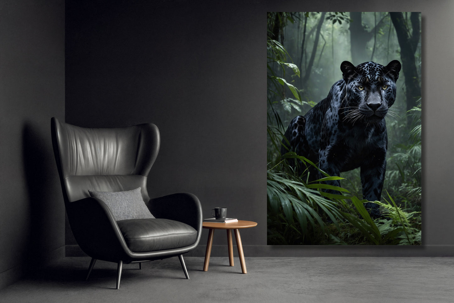 Leinwand eines schwarzen Jaguars im tropischen Regenwald an einer dunklen Wand neben einem schwarzen Ledersessel in elegantem Wohnzimmer