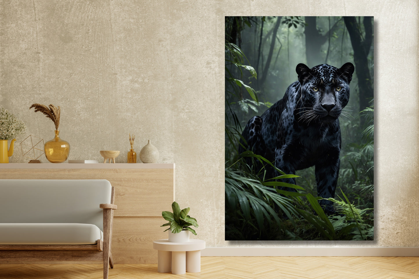 Leinwand eines schwarzen Jaguars im tropischen Regenwald an einer hellen Wand neben einem hellen Sideboard mit stilvoller Dekoration in einem stilvollen Wohnzimmer