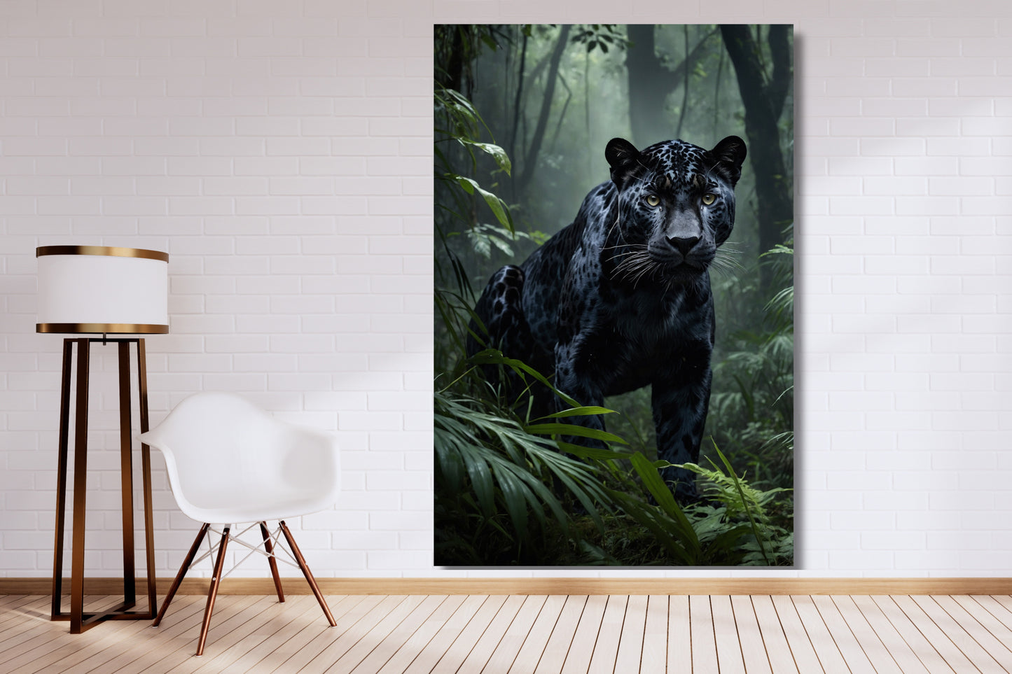 Leinwand eines schwarzen Jaguars im tropischen Regenwald an einer weißen Wand neben einer Stehlampe mit Goldakzenten und einem weißen Stuhl 