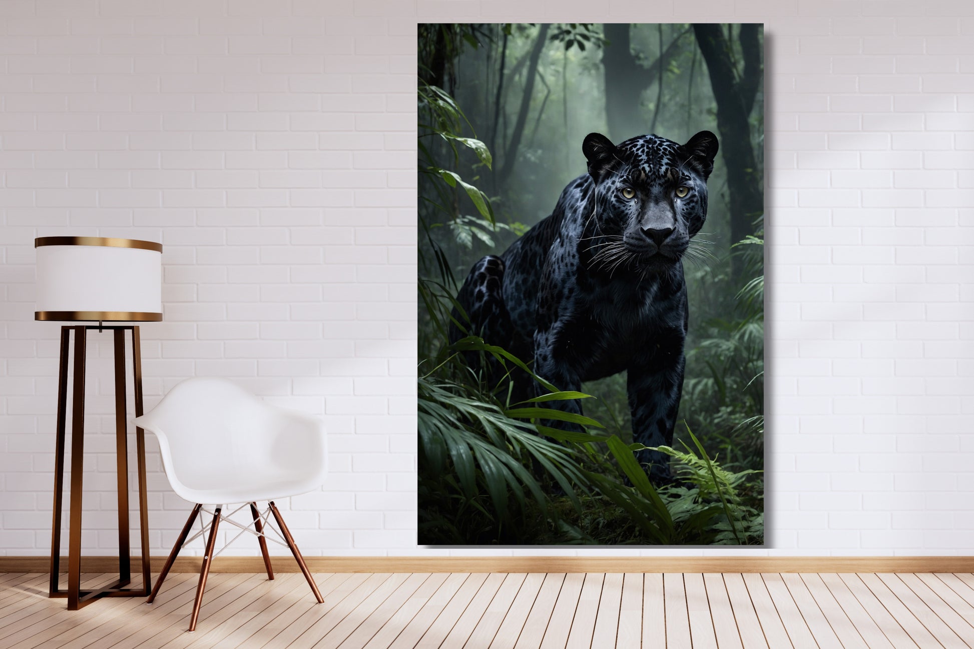Leinwand eines schwarzen Jaguars im tropischen Regenwald an einer weißen Wand neben einer Stehlampe mit Goldakzenten und einem weißen Stuhl 