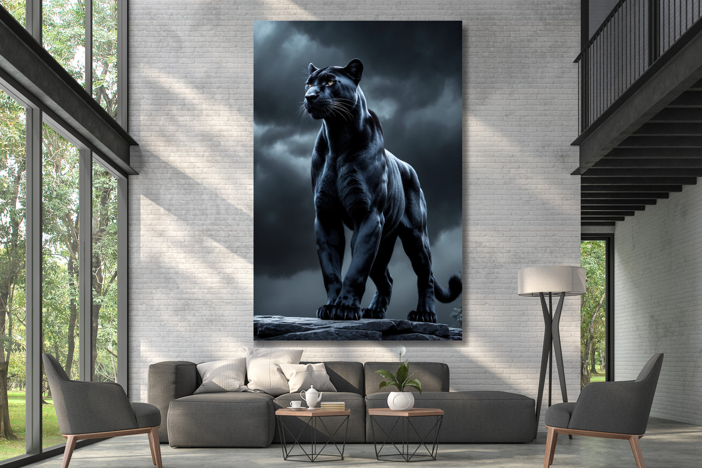 Leinwand eines schwarzen Panthers in kontrollierter Haltung an einer hohen weißen Mauerwand über einem grauen Sofa in einer Galerie mit großen Fenstern