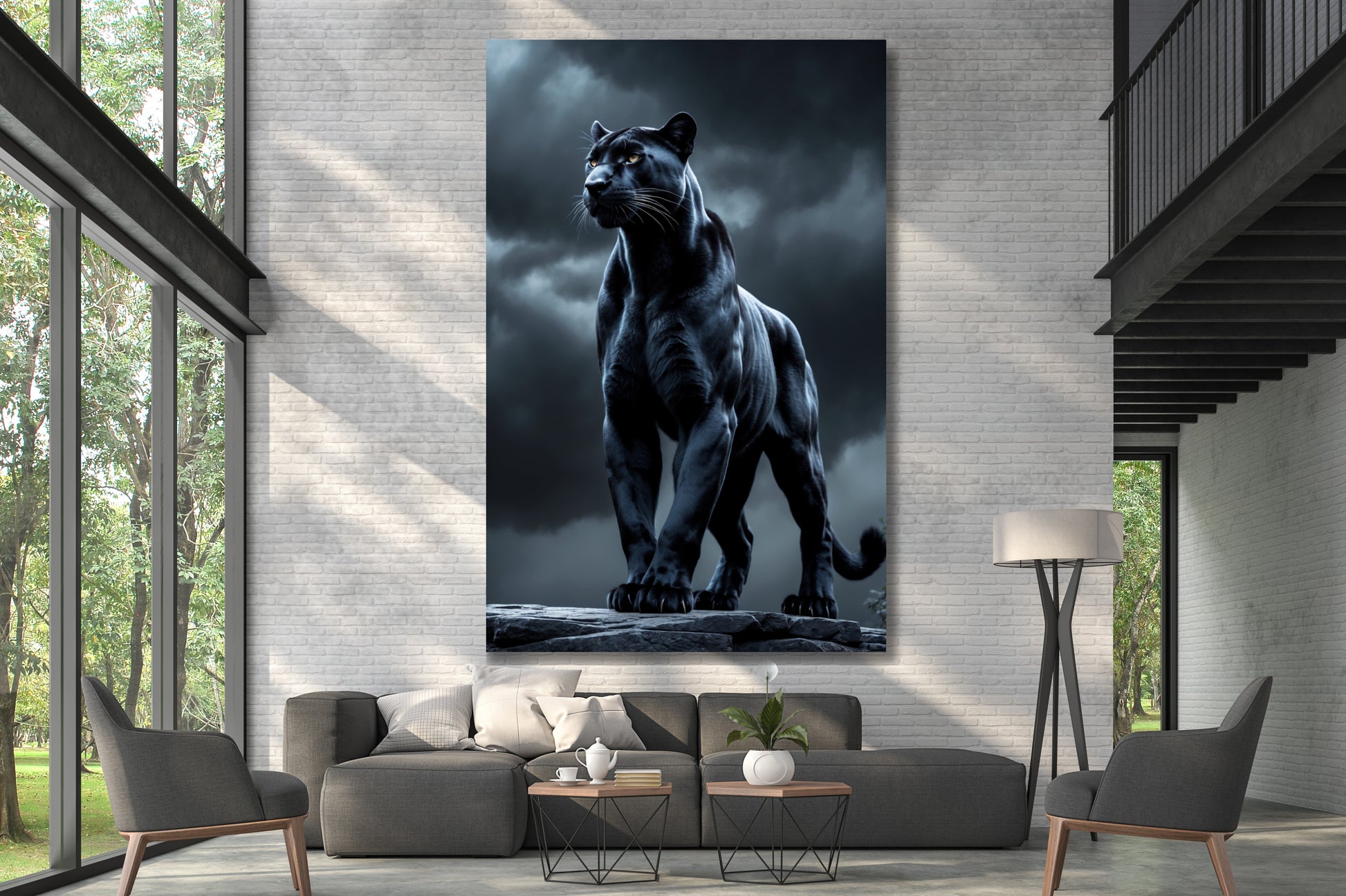 Leinwand eines schwarzen Panthers in kontrollierter Haltung an einer hohen weißen Mauerwand über einem grauen Sofa in einer Galerie mit großen Fenstern