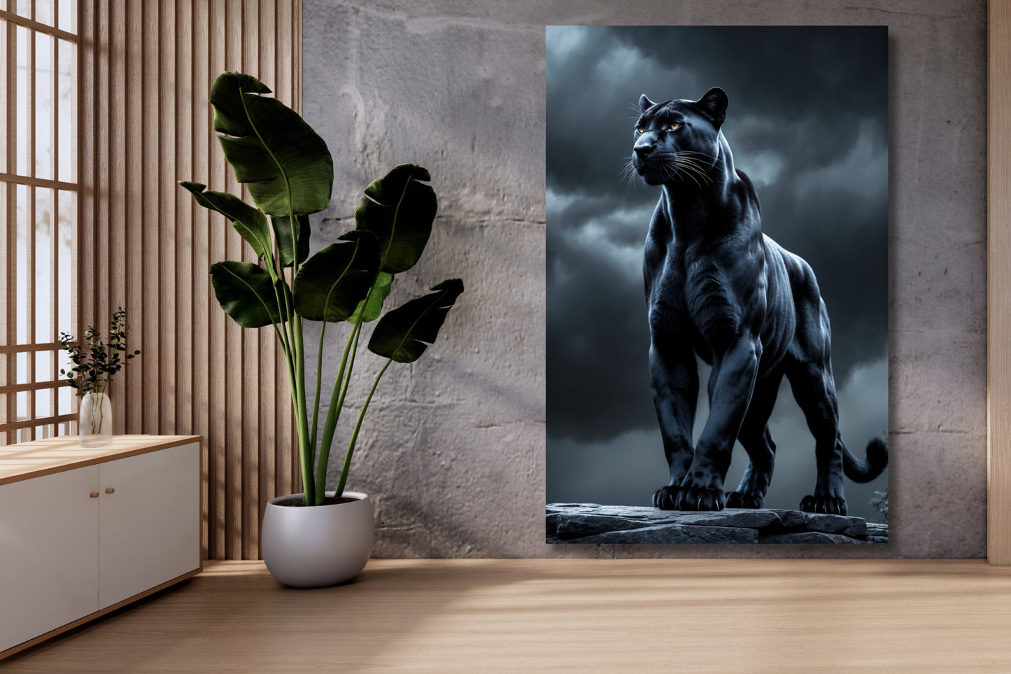 Leinwand eines schwarzen Panthers in kontrollierter Haltung an einer hellen Mauer mit Holzpaneelen neben einer großen Grünpflanze in einem modernen Wohnraum