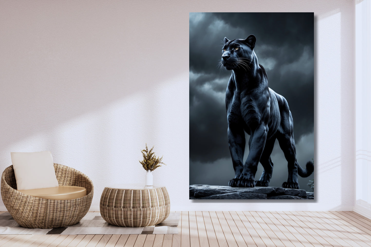 Leinwand eines schwarzen Panthers in kontrollierter Haltung an einer weißen Wand neben einem Korbsessel und einem Korbtisch in modernem Wohnraum
