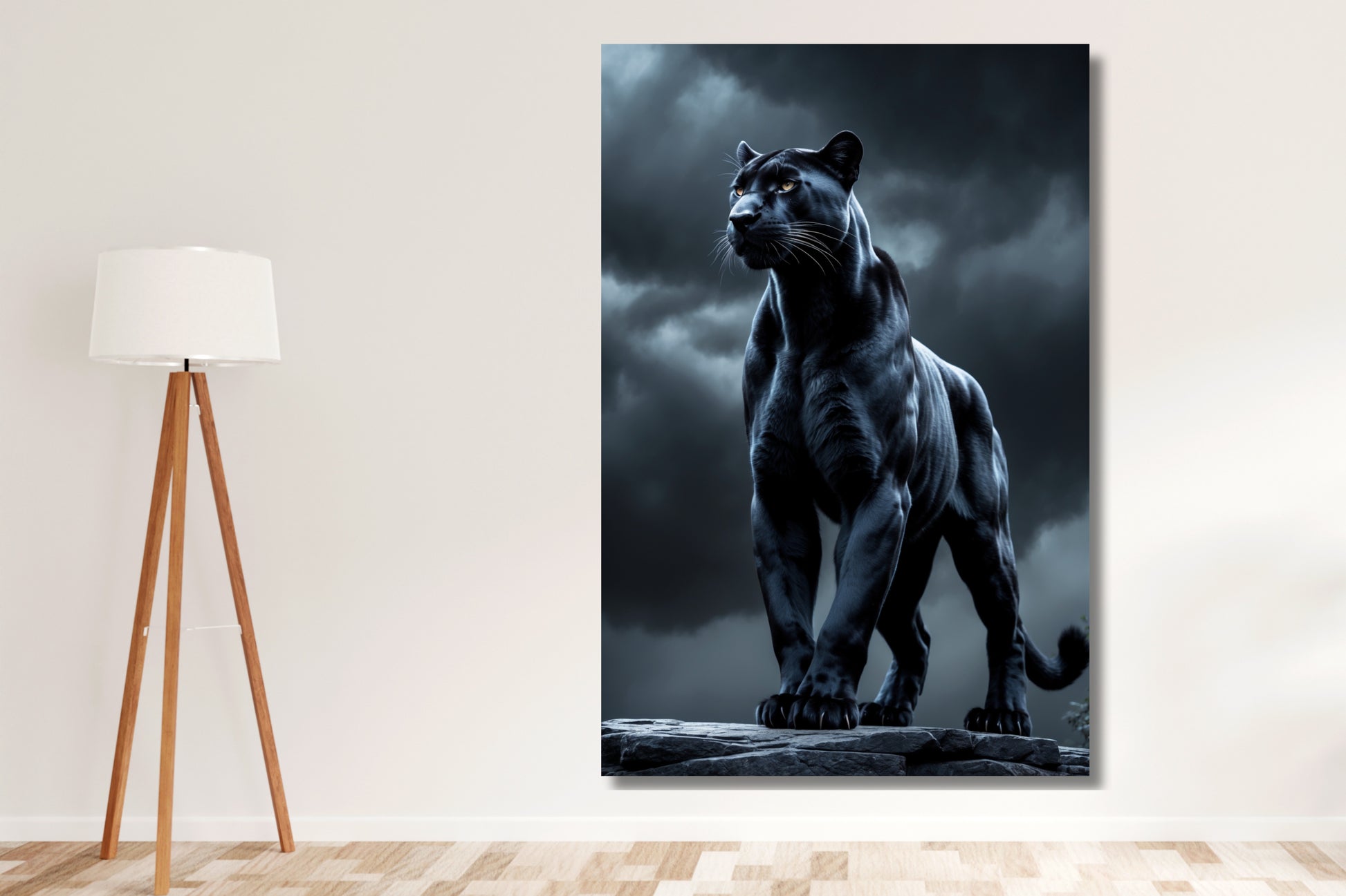 Leinwand eines schwarzen Panthers in kontrollierter Haltung an einer weißen Wand neben einer hellen Stehlampe mit Holzgestell in einem minimalistisch eingerichteten Wohnraum