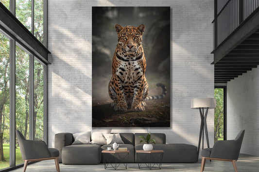 Leinwand eines sitzenden Jaguars im Morgennebel an einer hohen Wand in einer 2-stöckigen Galerie