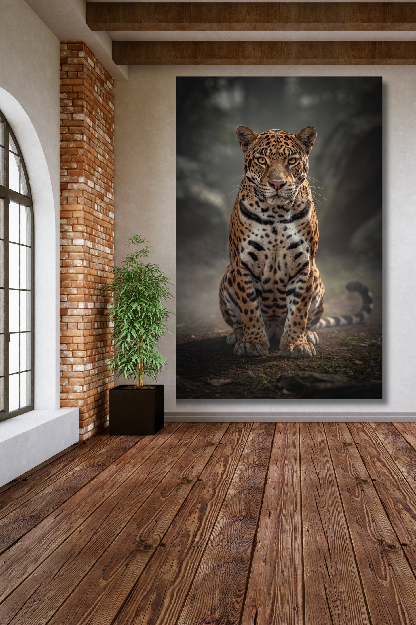 Leinwand eines sitzenden Jaguars an einer hellen Wand über einem Fußboden aus Holzdielen neben einer Grünpflanze im Flurbereich