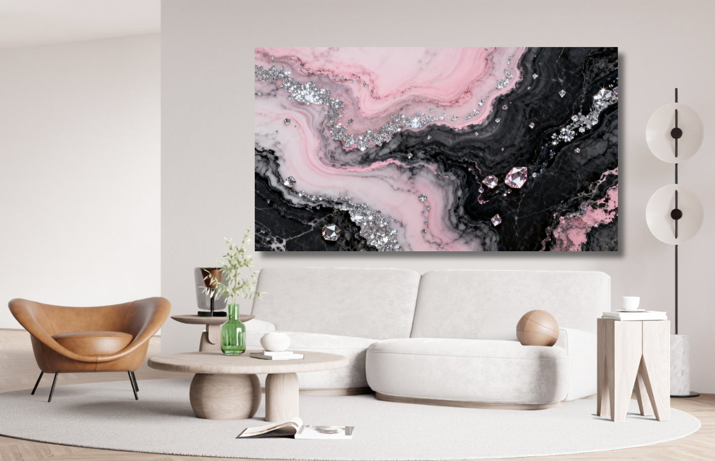 Leinwand mit Rosé-, Schwarz- und Silbertönen in luxuriöser Rosenquarzoptik mit funkelnden Kristallakzenten über einer modernen Sofalandschaft in hellem Wohnambiente.