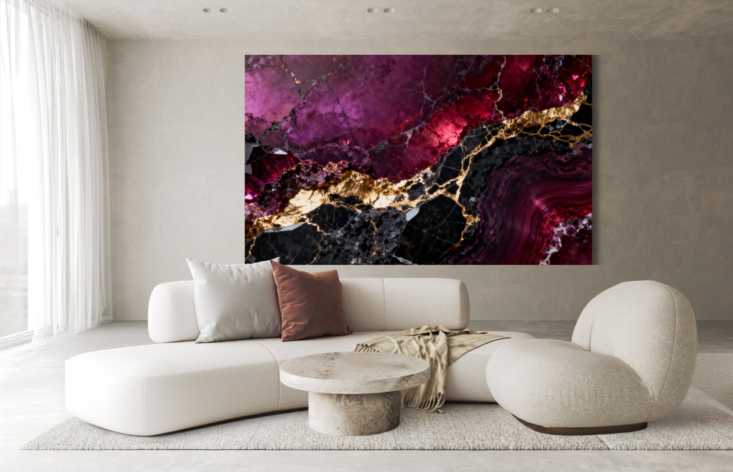Leinwand mit abstrakter Marmorstruktur in Rubinrot, Schwarz und Gold als ausdrucksstarker Farbakzent in einem hellen, modern eingerichteten Wohnraum mit weichen Formen und natürlichem Licht.
