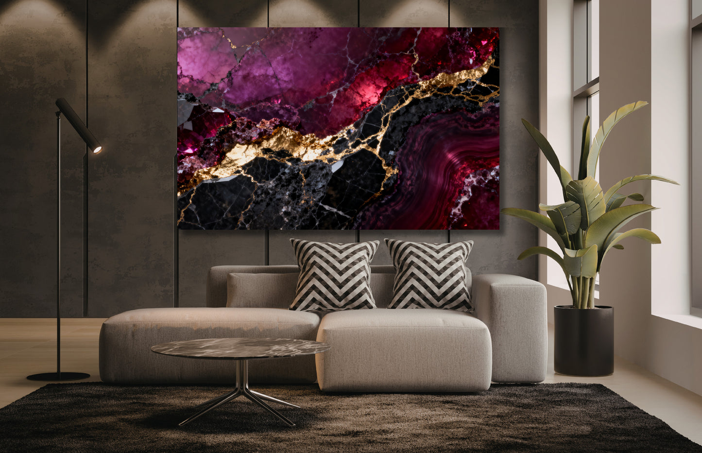Leinwand mit abstrakter Marmorstruktur in Rubinrot, Schwarz und Gold über einer modernen Lounge-Ecke mit weichen Formen, dunkler Wandgestaltung und warmem Licht.