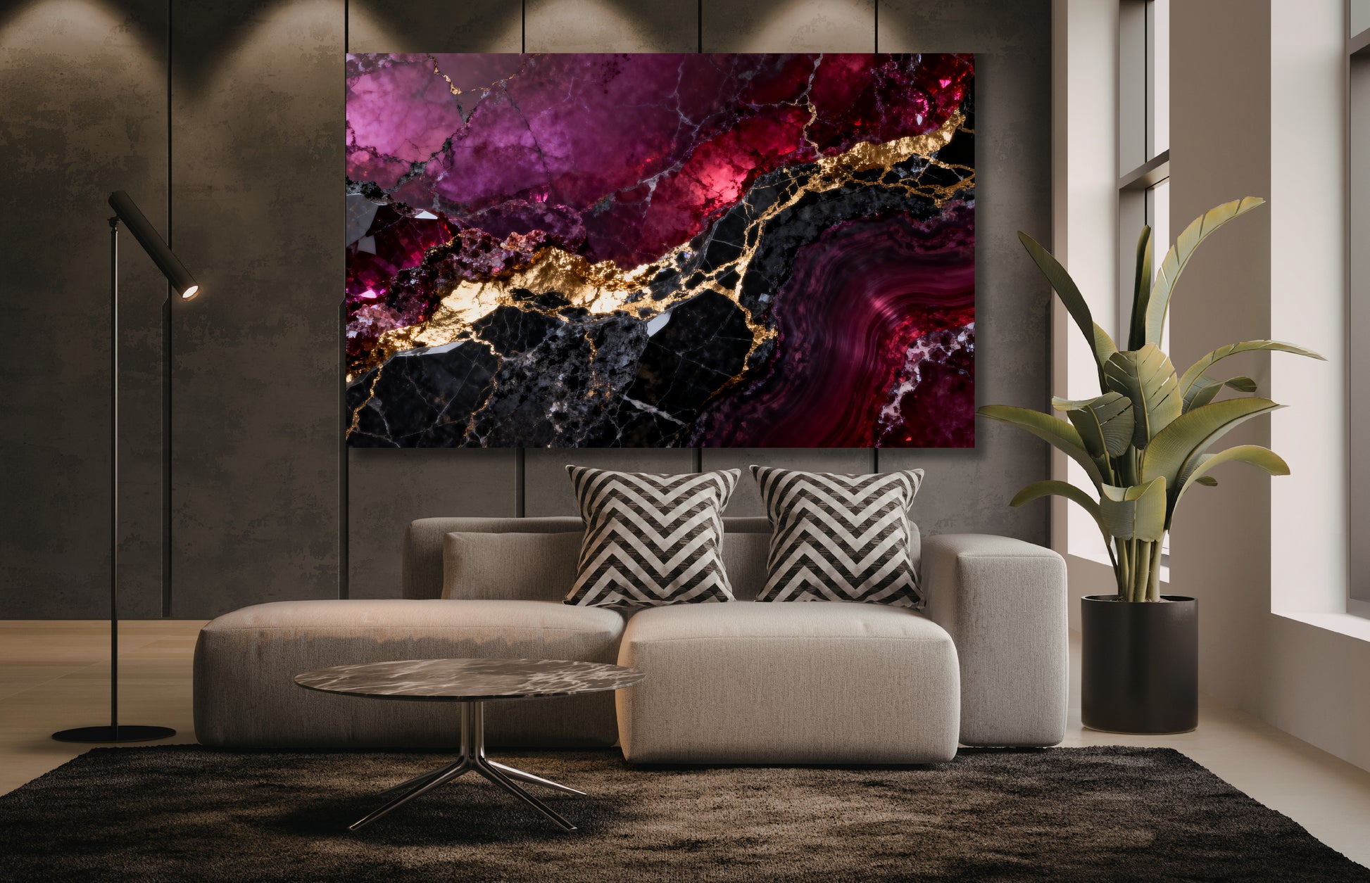 Leinwand mit abstrakter Marmorstruktur in Rubinrot, Schwarz und Gold über einer modernen Lounge-Ecke mit weichen Formen, dunkler Wandgestaltung und warmem Licht.