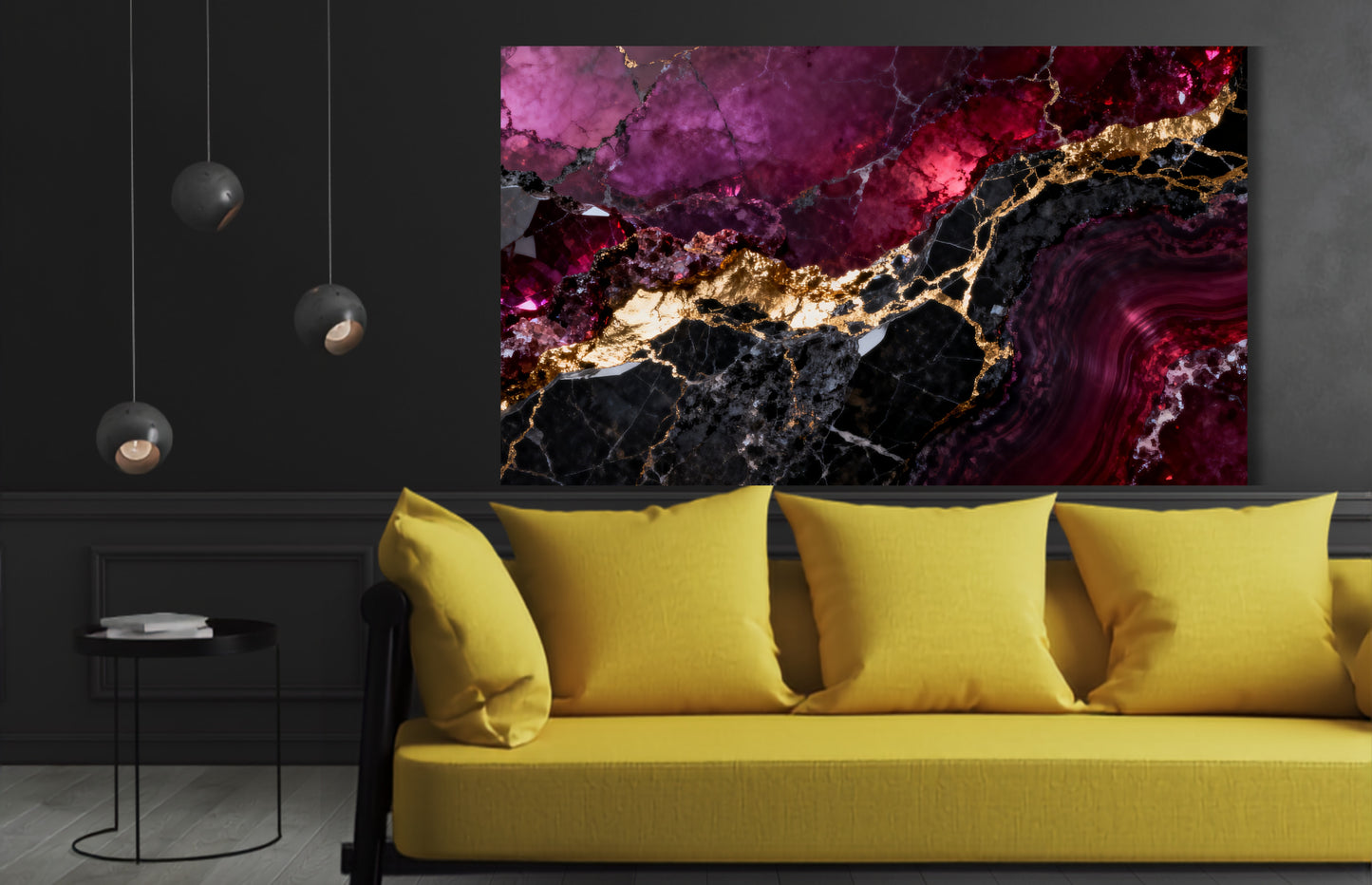 Leinwand mit abstrakter Marmorstruktur in Rubinrot, Schwarz und Gold über einem senfgelben Sofa in einem modernen Wohnraum mit dunkler Wandgestaltung.