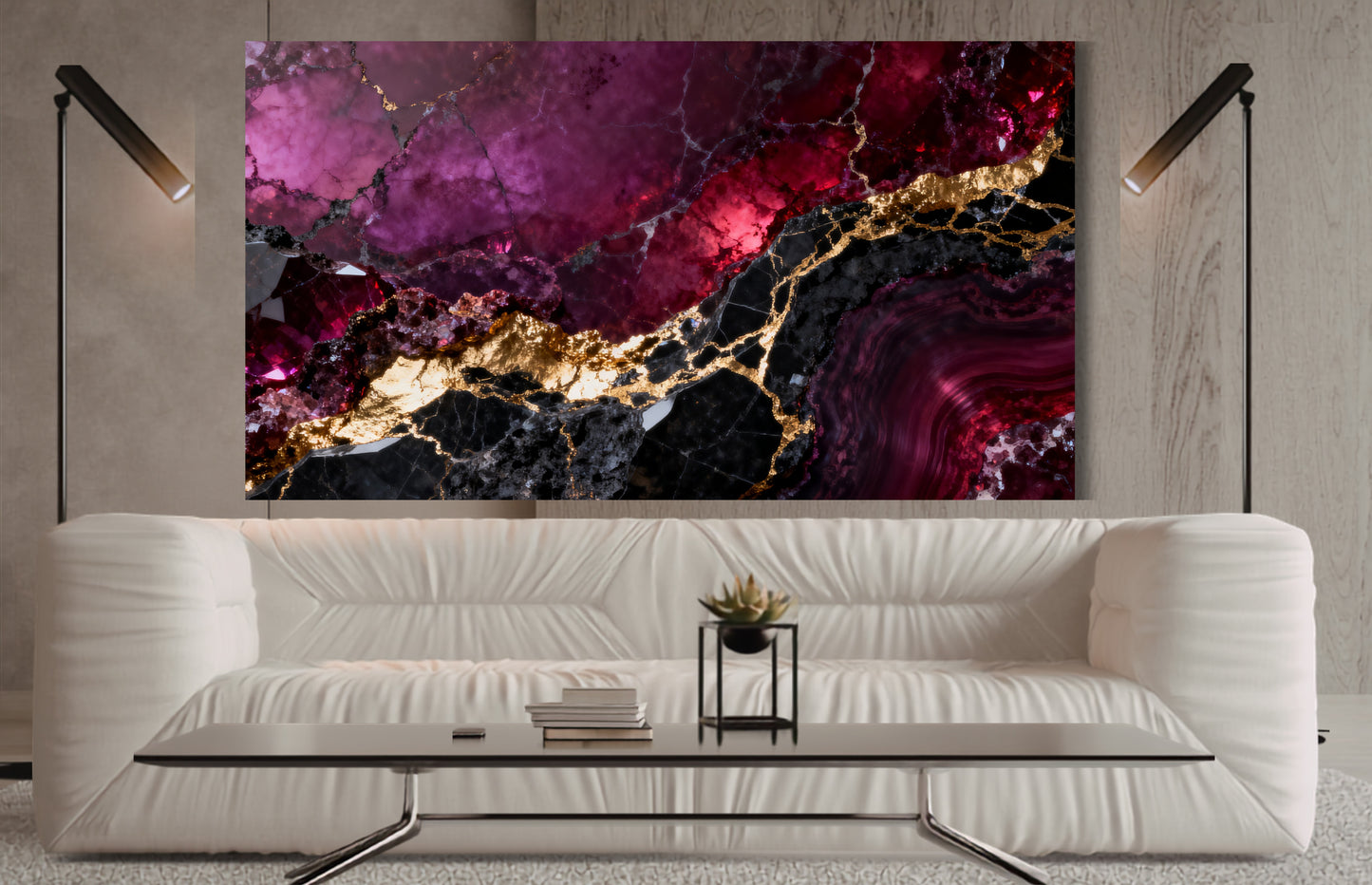 Leinwand mit abstrakter Marmorstruktur in Rubinrot, Schwarz und Gold über einer modernen weißen Sofalandschaft mit elegantem Lichtkonzept und hochwertigem Wohnambiente.