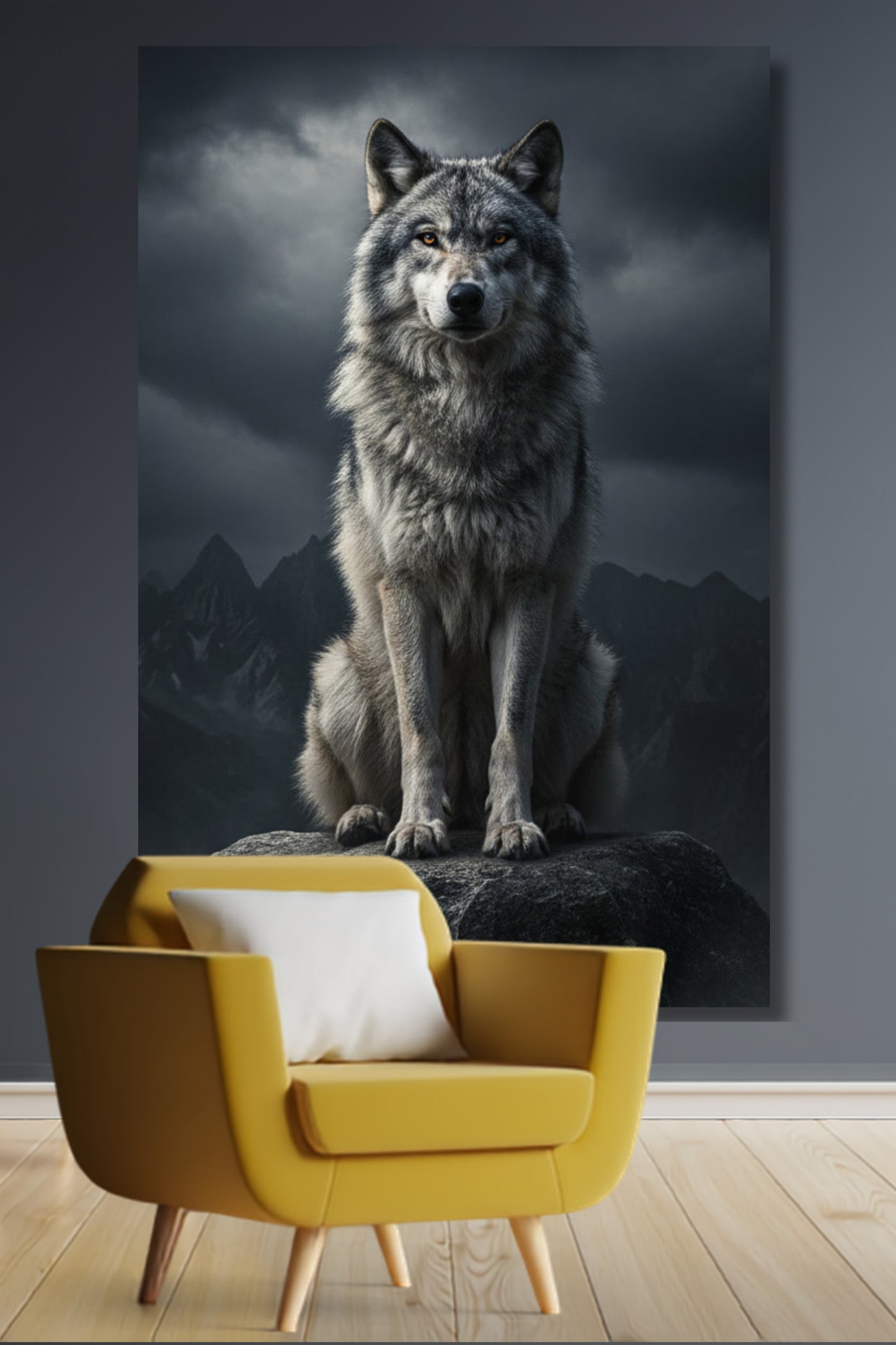 Leinwand eines Wolfes auf einem Felsen im Nebel an einer grauen Wand über einem gelben Sessel in einem Wohnraum
