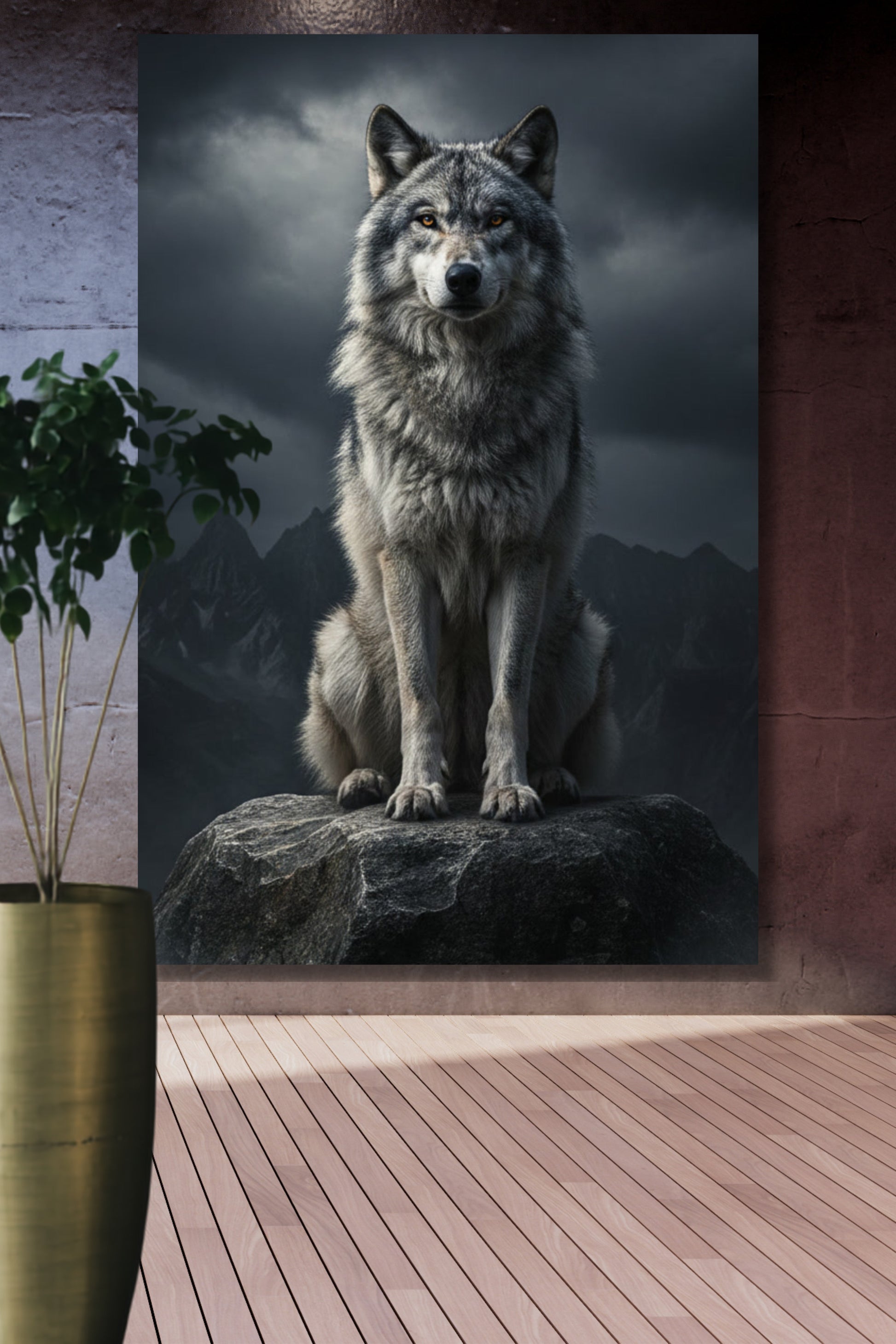 Leinwand eines Wolfes auf einem Felsen im Nebel an einer dunkelrot-grauen Mauer mit seitlichem Lichteinfall über einem Holzfußboden und einer Grünpflanze in einem goldfarbenen Übertopf im Flurbereich