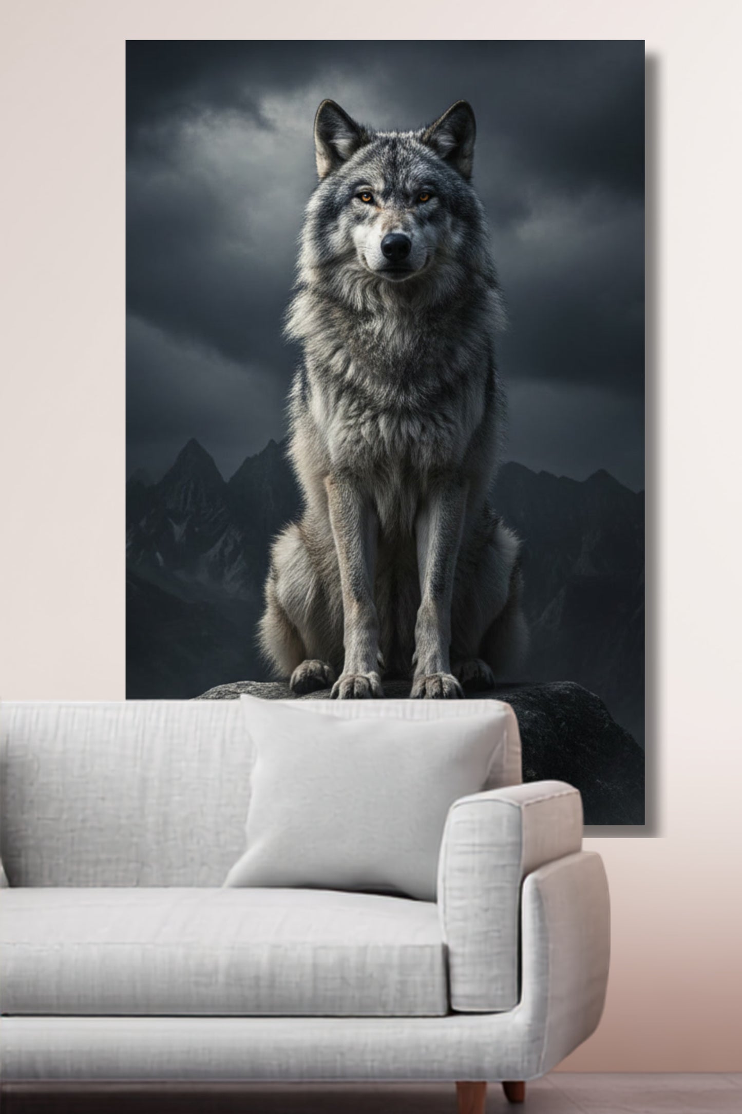 Leinwand eines Wolfes im Nebel an einer weißen Wand über einem hellen Sofa in einem lichtdurchfluteten Wohnraum