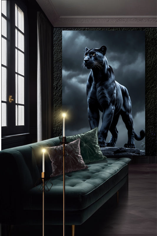 Leinwandbild eines Panthers auf erhöhter Steinfläche an einer dunklen Wand über einem dunkelgrünen Sofa und einem Kerzenleuchter in einem eleganten Wohnzimmer