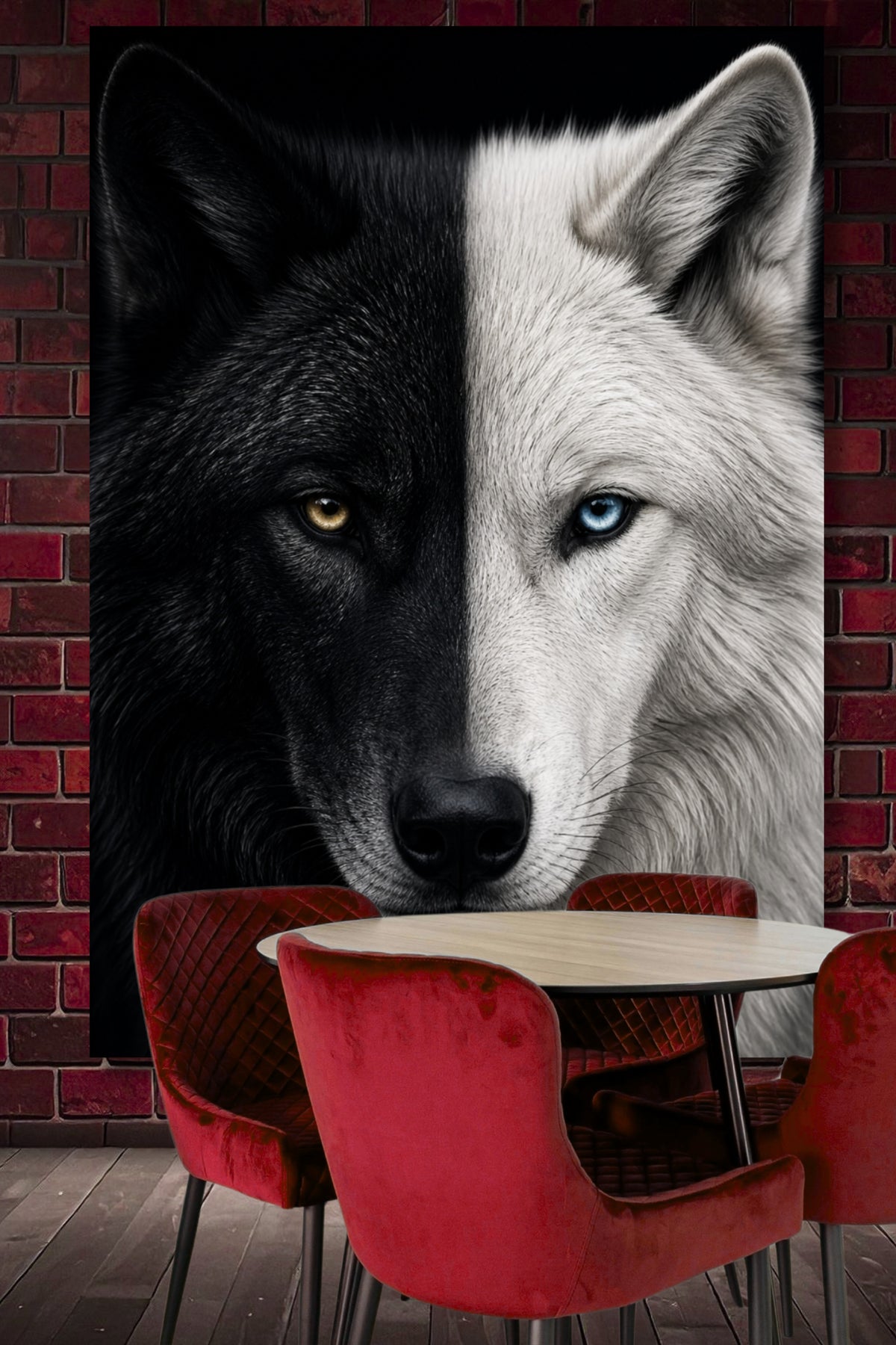 Leinwandbild eines schwarz-weiß geteilten Wolfsgesichts an einer roten Mauer über einem Esstisch mit roten Esszimmerstühlen