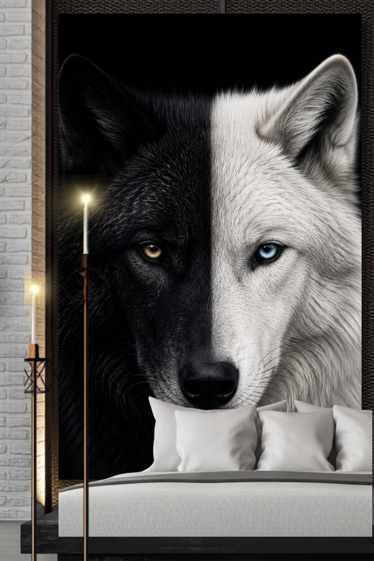 Leinwandbild eines schwarz-weiß geteilten Wolfsgesichts über einem Bett in einem eleganten Schlafzimmer bei Kerzenschein