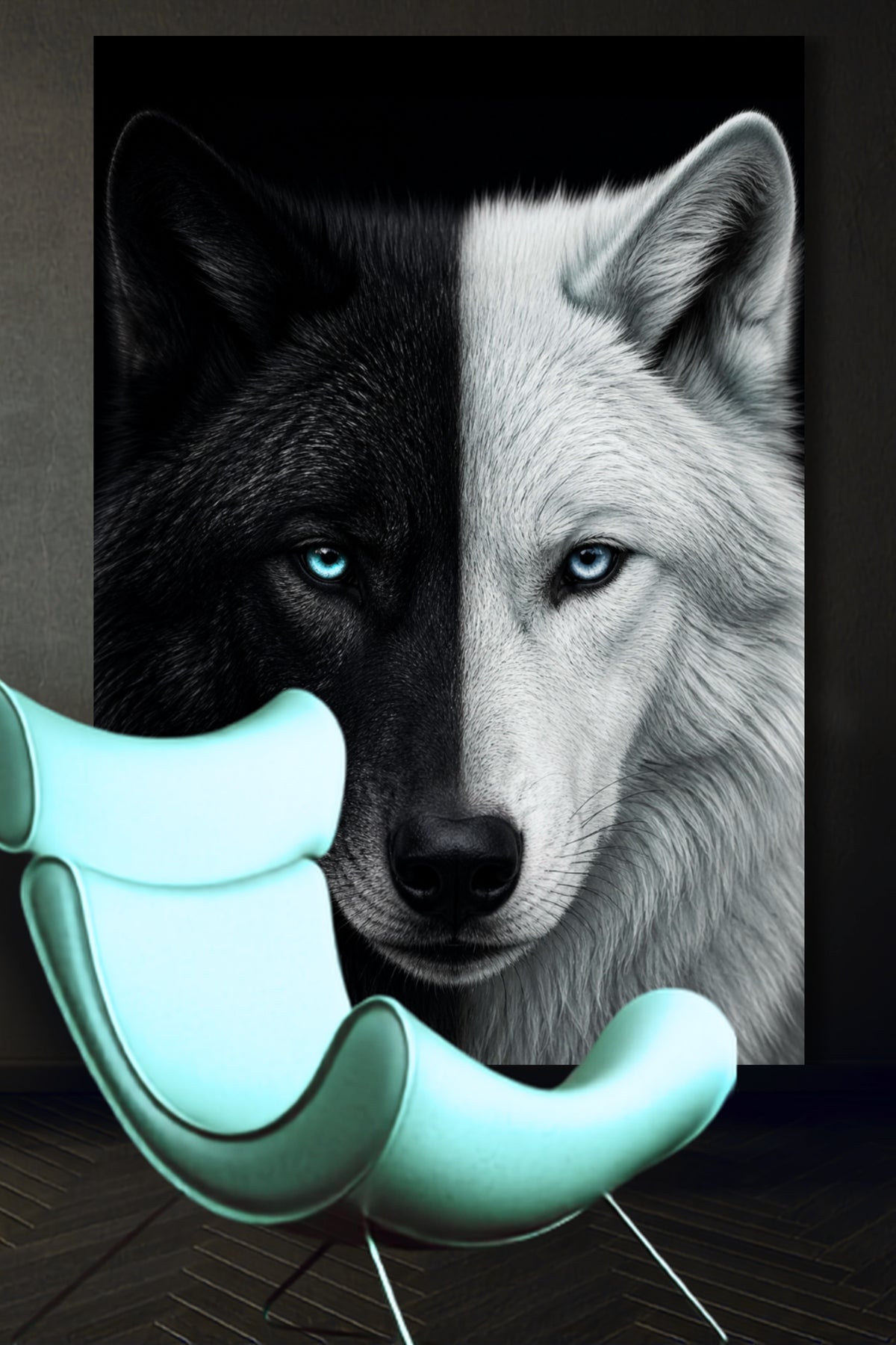 Leinwandbild eines schwarz-weiß geteilten Wolfsgesichts an einer dunklen Wand über einem modernen hellblauen Lederstuhl