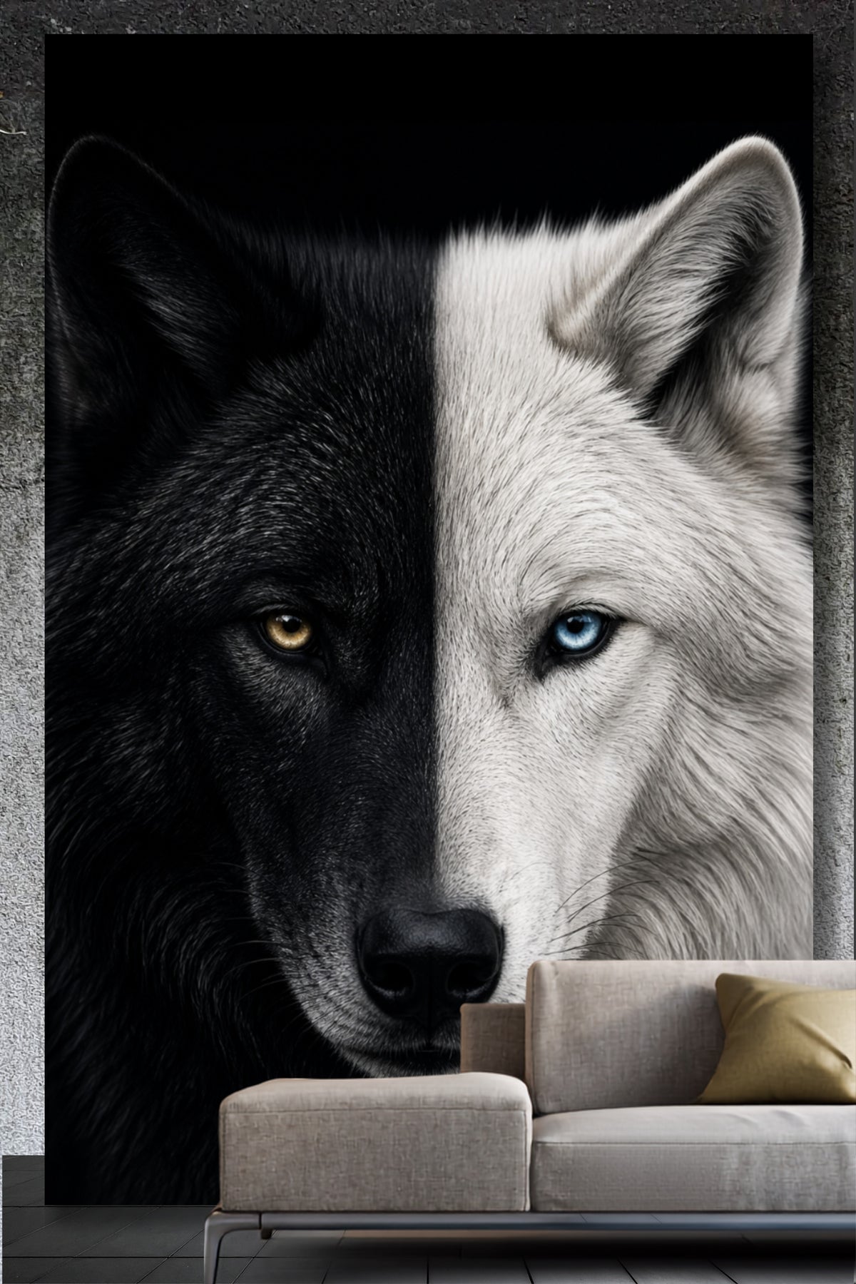 Leinwandbild eines schwarz-weiß geteilten Wolfsgesichts an einer dunklen Wand über einem hellen Sofa in einem minimalistisch eingerichteten Wohnraum