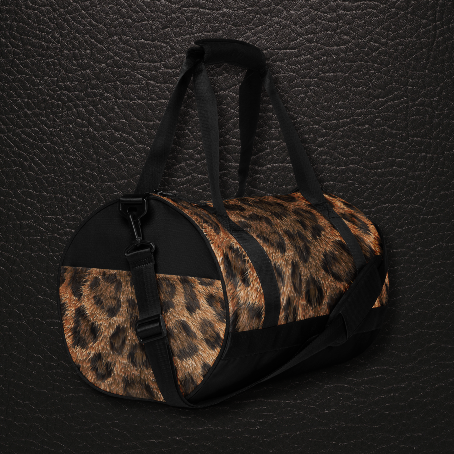 Seitenansicht der eleganten Leoparden Sporttasche mit Schultergurt und Außentasche in schwarz
