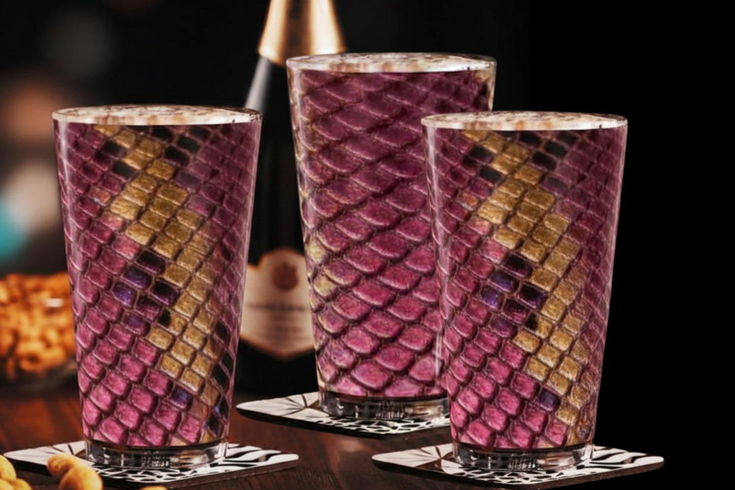 Luxuriöses Magenta-Gold Glas im 3-er Set mit edler Reptilienstruktur in stilvoller Lounge- und Bar-Atmosphäre