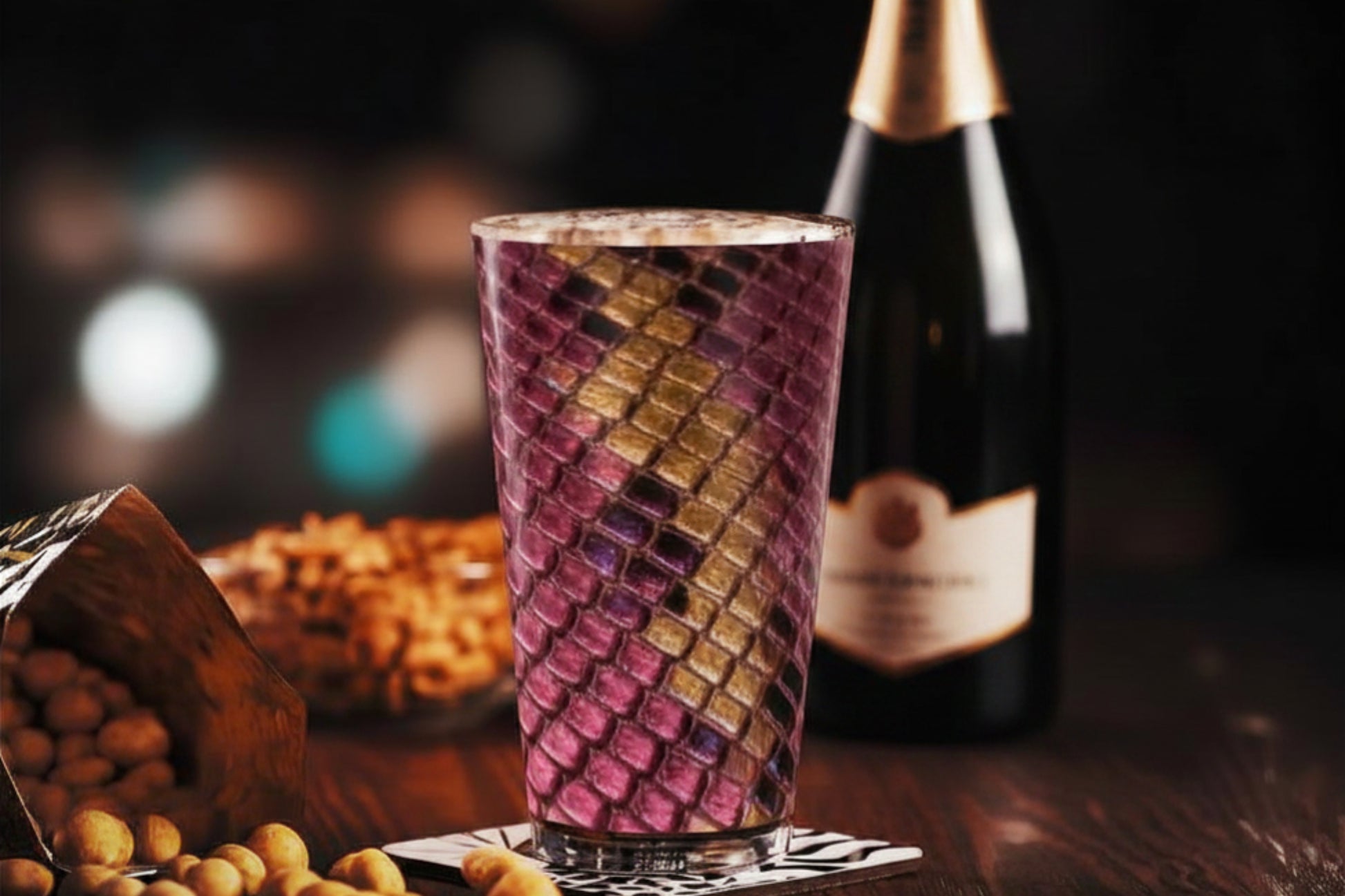 Luxuriöses Magenta-Gold Glas mit edler Reptilienstruktur in stilvoller Lounge- und Bar-Atmosphäre