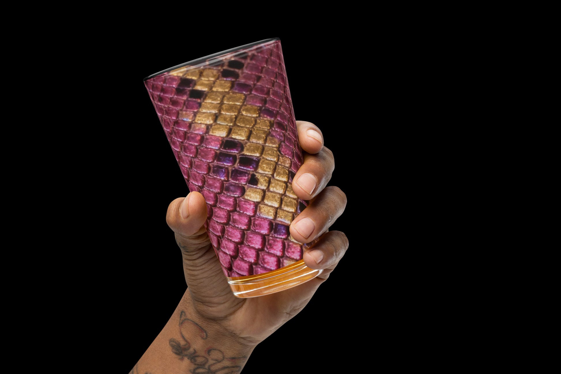 Vorderansicht des eleganten Pint-Glases in Magenta-Gold mit luxuriöser Reptilienoptik in stilvoller Handaufnahme