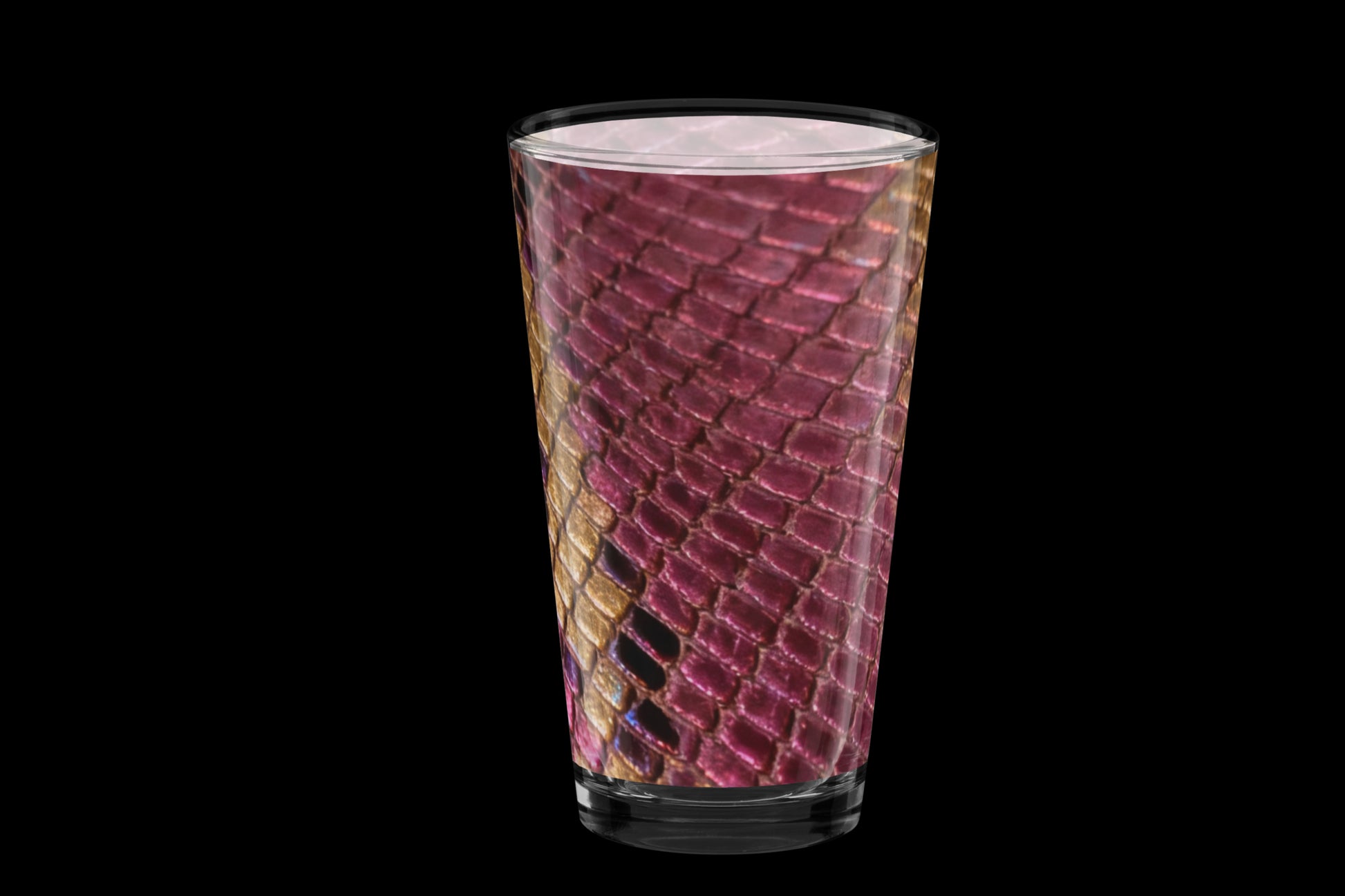 Rückseite des elegante Pint-Glases in Magenta-Gold mit satinierter Reptilienoptik und luxuriösen Lichtreflexen auf dunklem Hintergrund