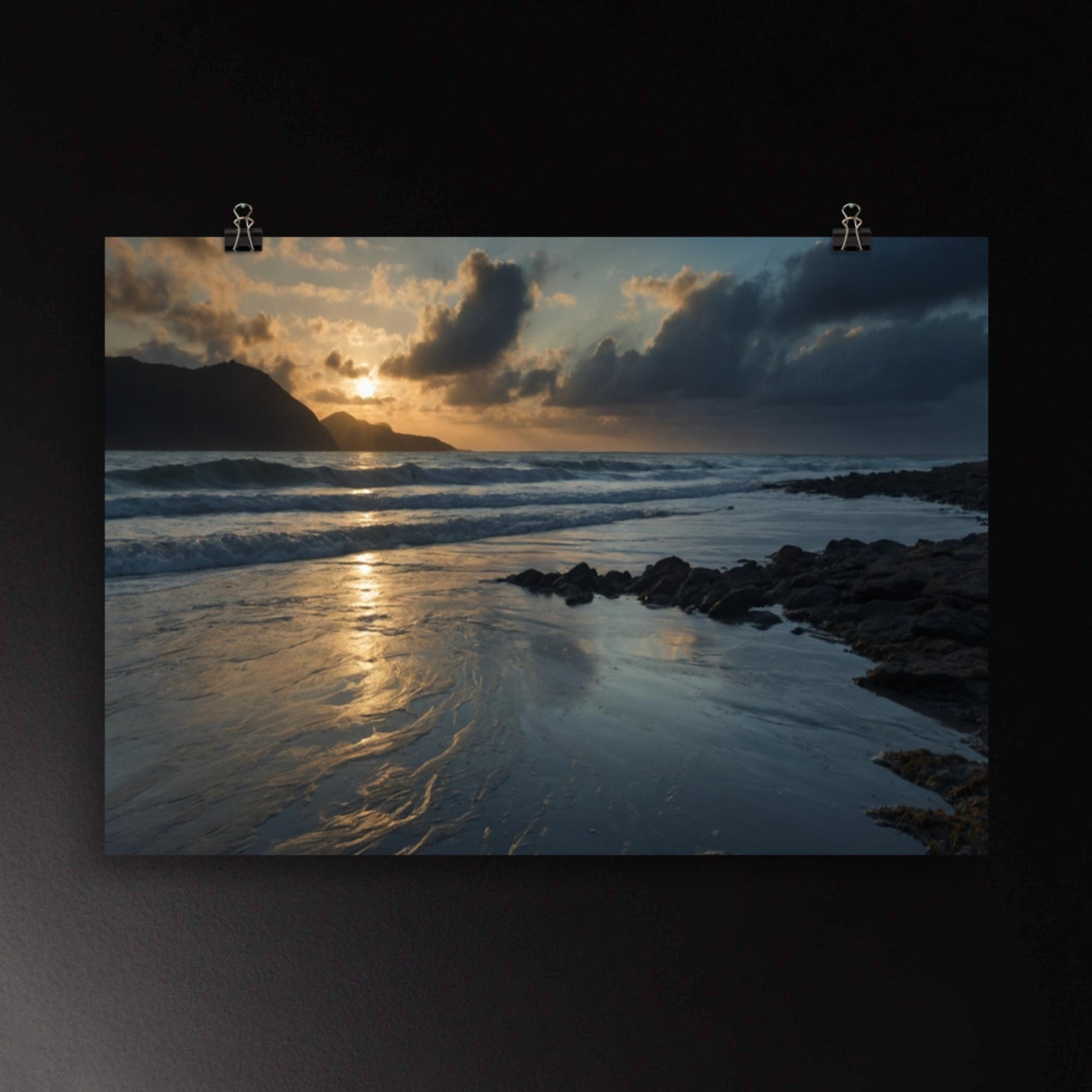 Meereslandschaft in der Dämmerung mit ruhigem Meer und Lichtreflexionen als stimmungsvolles Poster