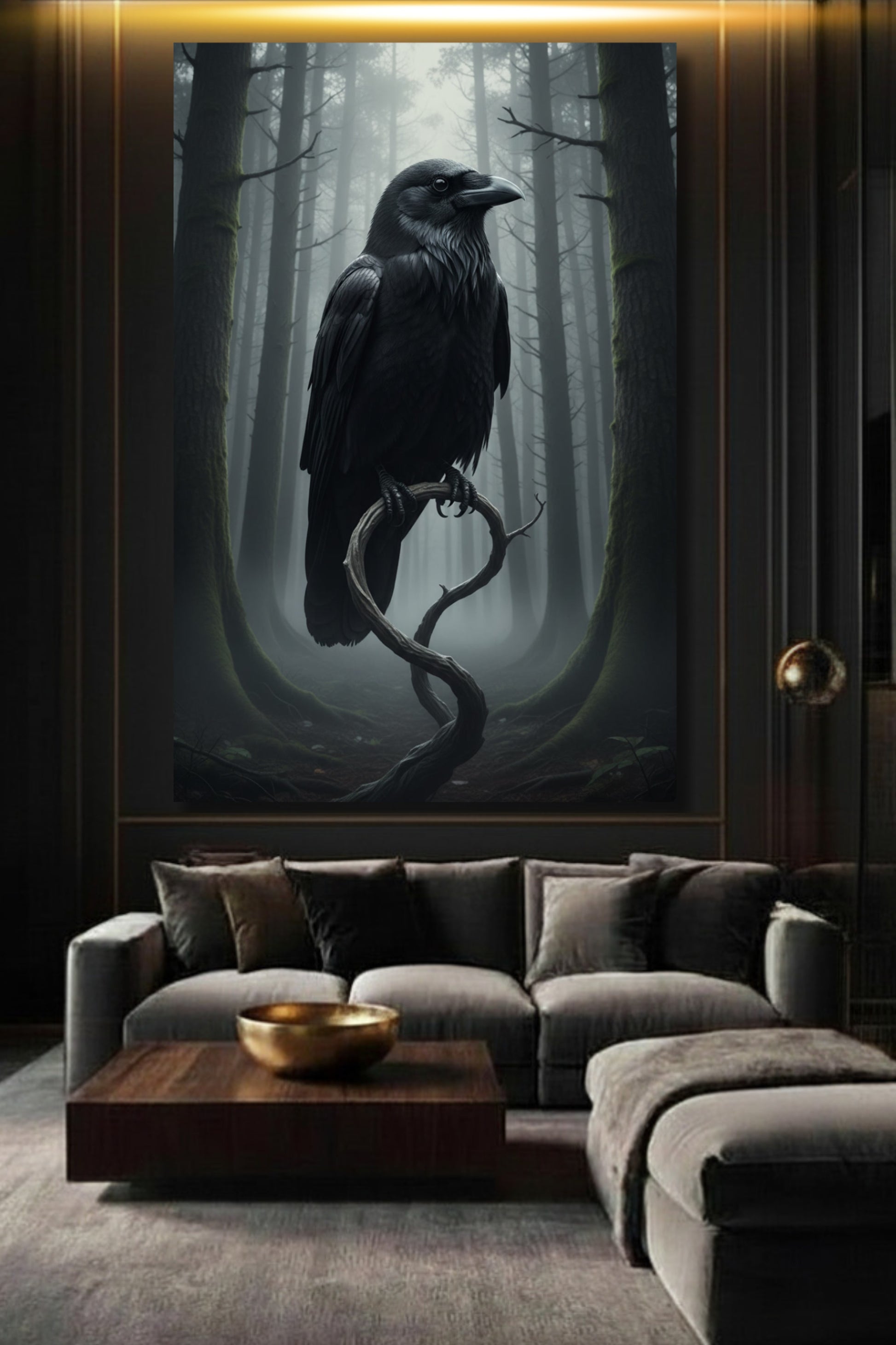 Rabe im Nebelwald als großformatiges Poster im Wohnzimmer – starke Präsenz durch Kontrast, Tiefe und cineastische Lichtführung über dem Sofa