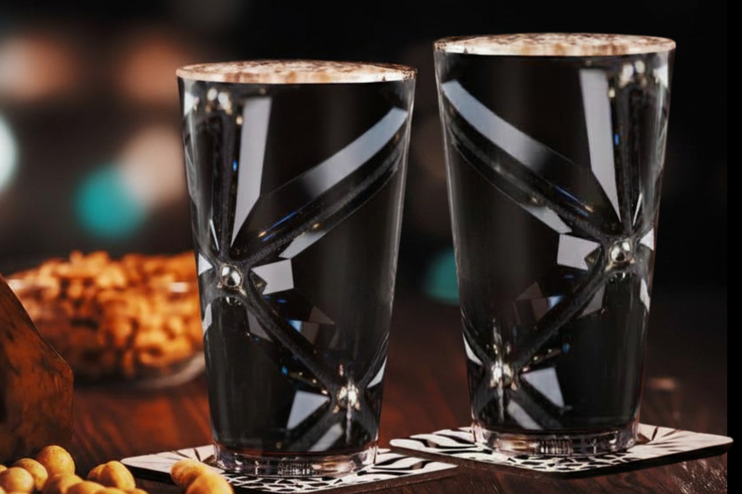 Zwei schwarze Kristallgläser mit Obsidian Optik in eleganter Bar-Atmosphäre