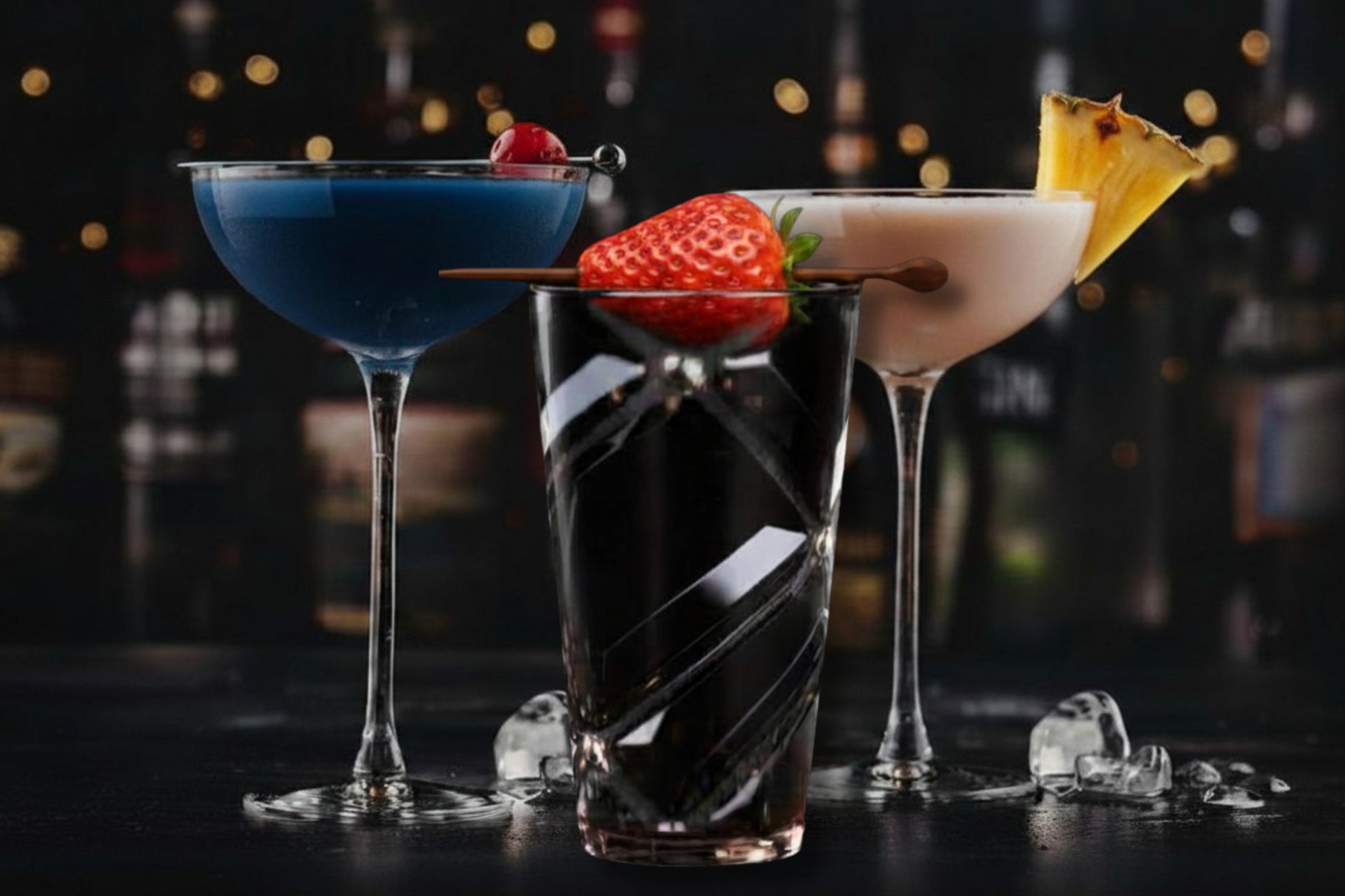 Luxuriöses Obsidian Glas mit facettierter Kristalloptik zwischen zwei Cocktails auf einer stilvollen Barfläche mit atmosphärischer Beleuchtung und dekorativen Eiswürfeln