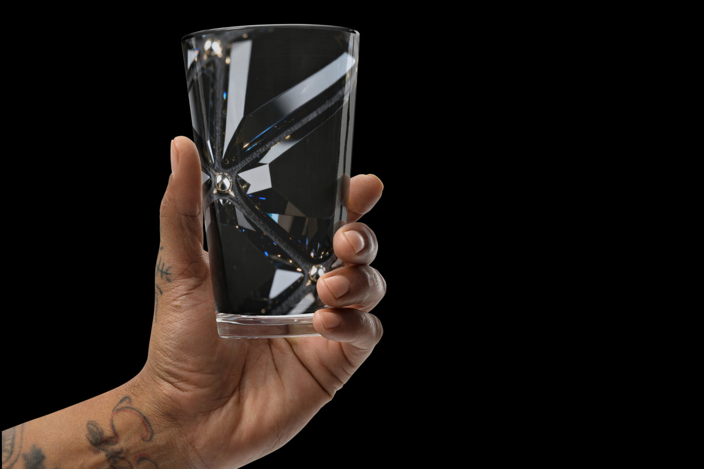Luxuriöses schwarzes Kristallglas mit reflektierenden Facetten in realistischer Handansicht