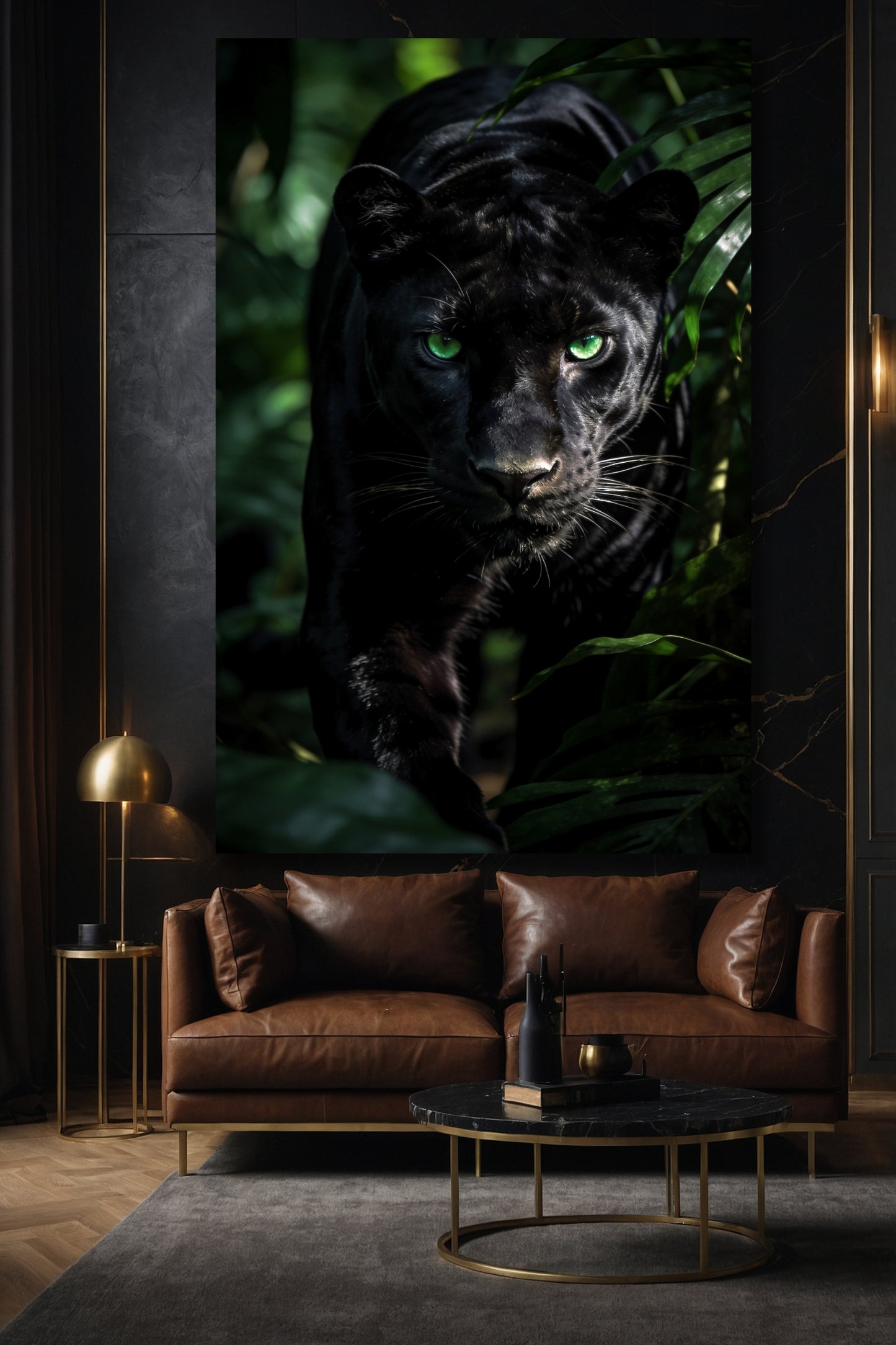 Panther Leinwand im Wohnzimmer – dunkles Interieur mit intensiver Lichtstimmung und grünen Akzenten