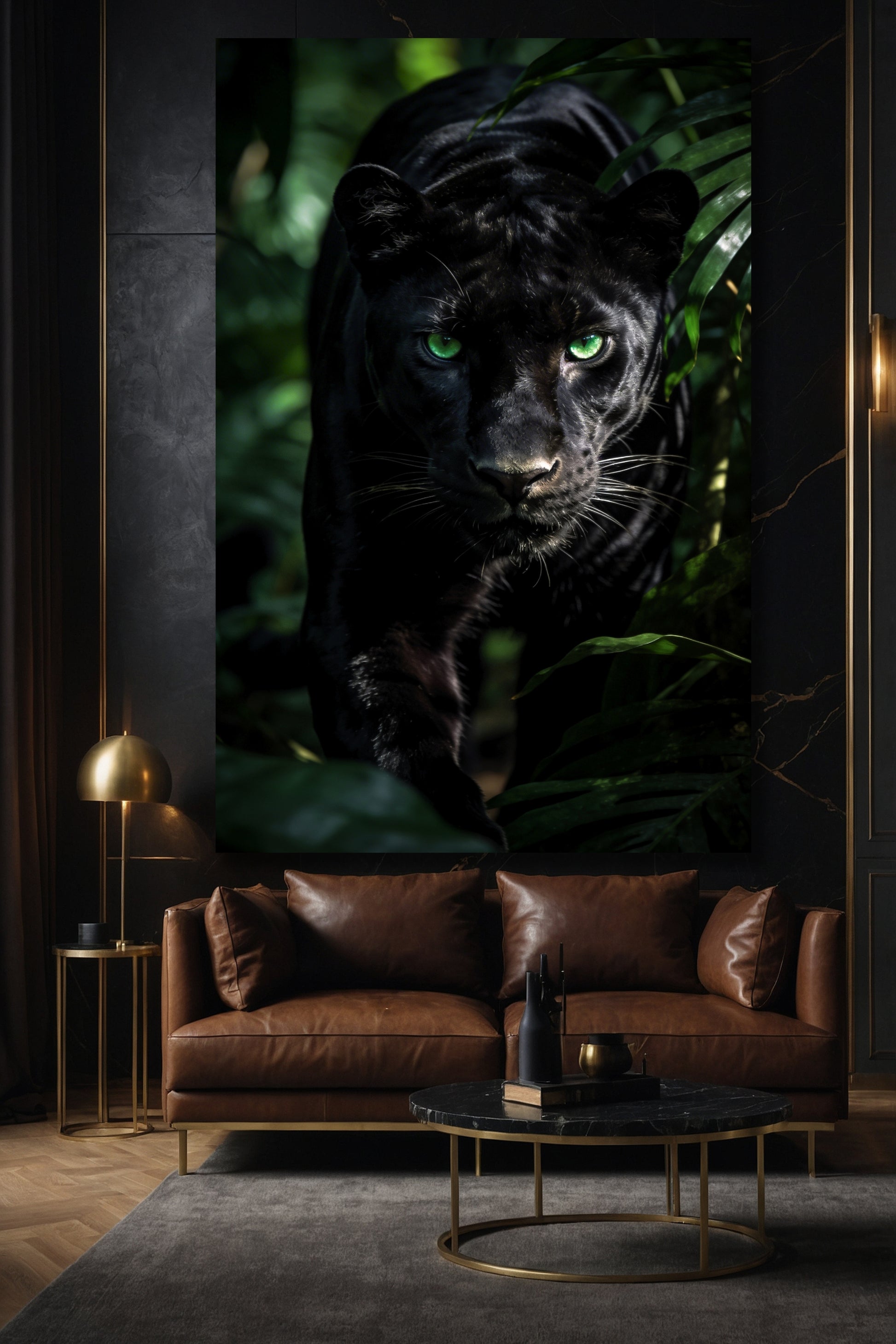 Panther Leinwand im Wohnzimmer – dunkles Interieur mit intensiver Lichtstimmung und grünen Akzenten